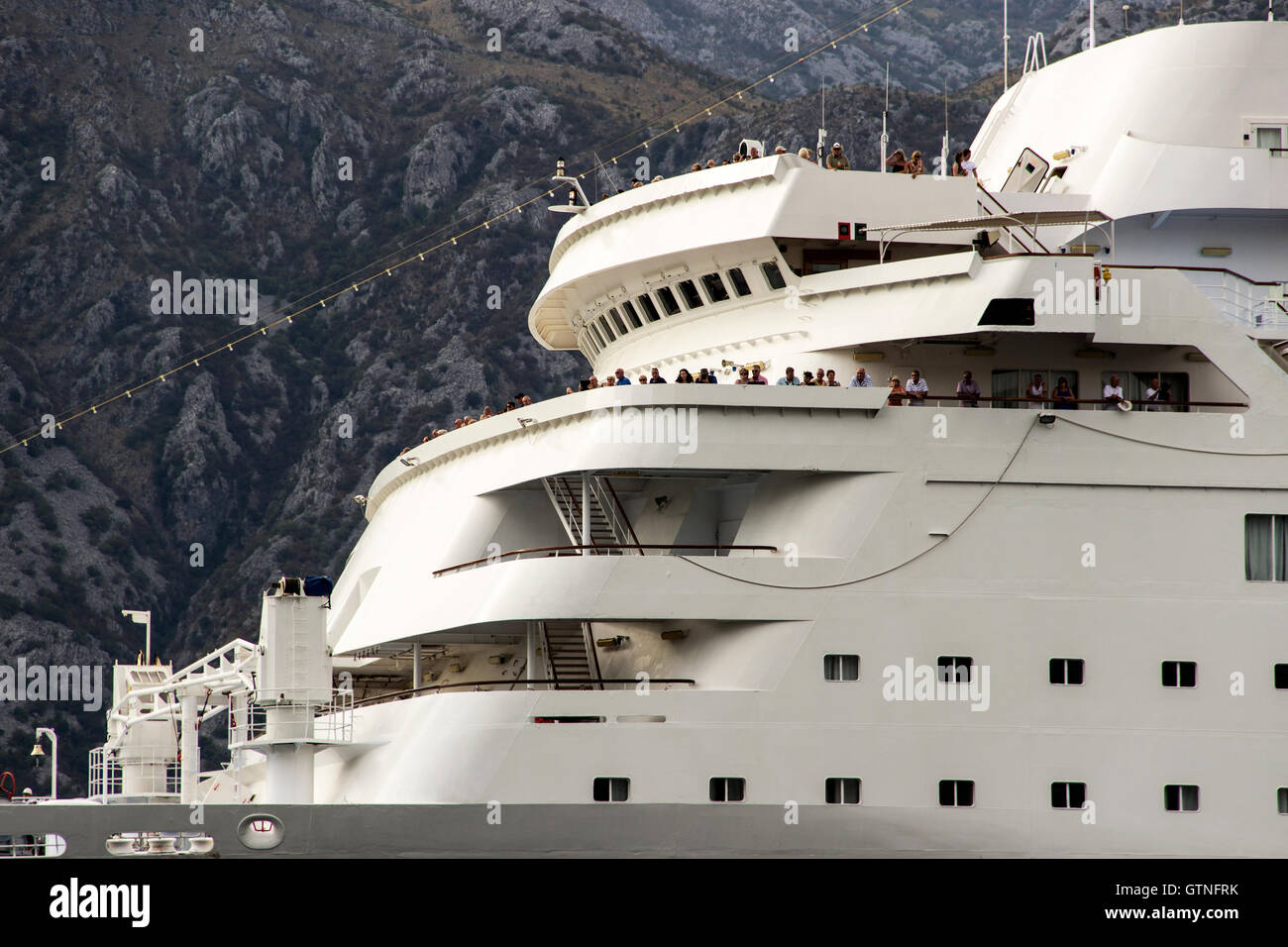 Baia di Kotor, Montenegro - Passeggeri godendo il paesaggio dal ponte della nave da crociera THOMSON DREAM Foto Stock