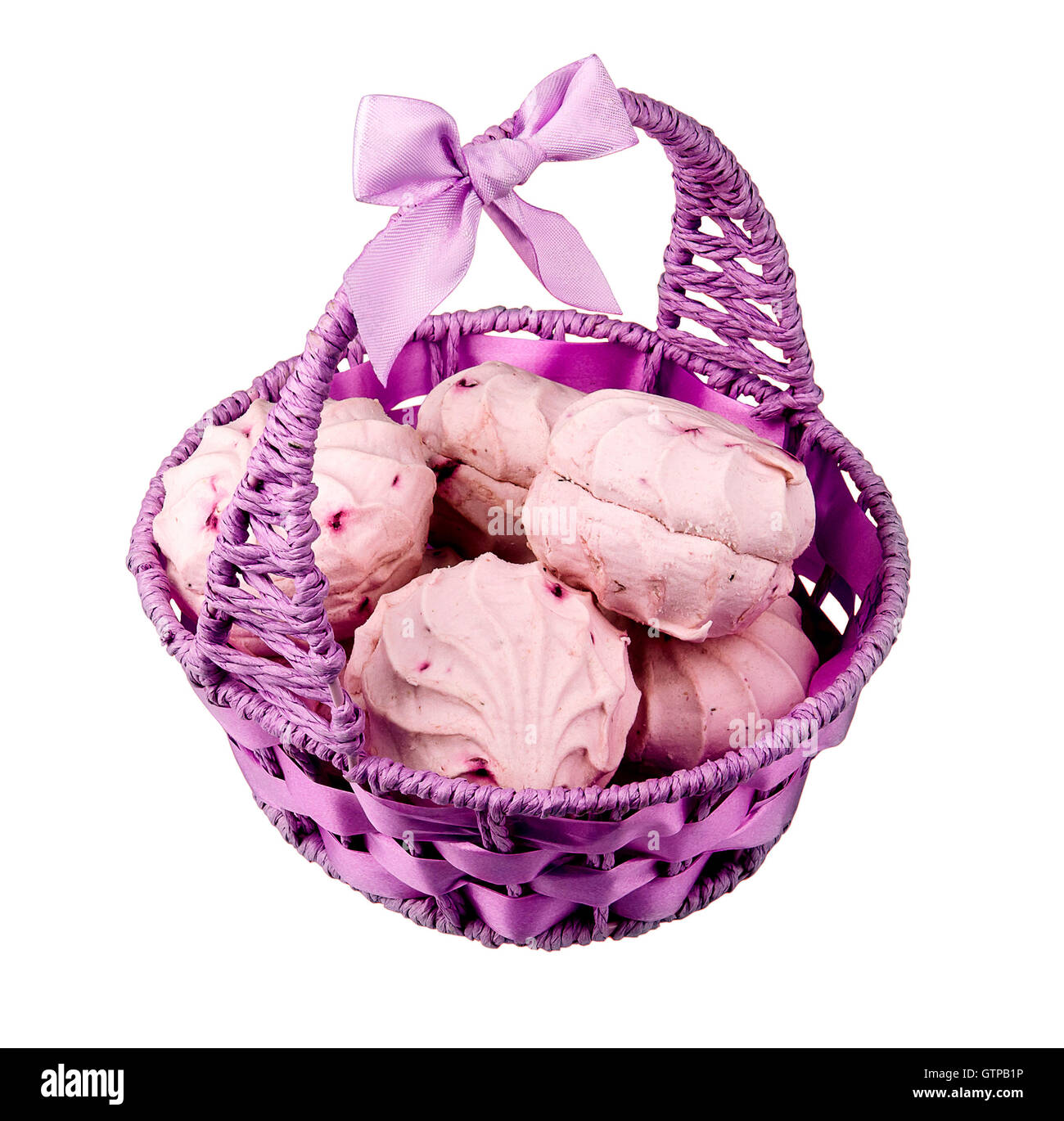 Berry dolci marshmallows nel cestello viola, isolato su bianco Foto Stock