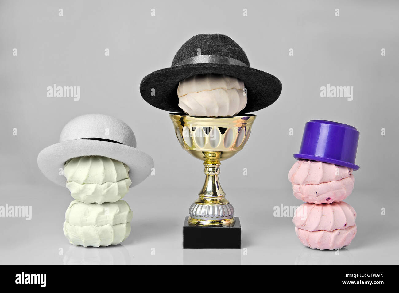 Sul piedistallo marshmallows in cappelli e berretti sarà assegnato per primo, secondo e terzo posto Foto Stock