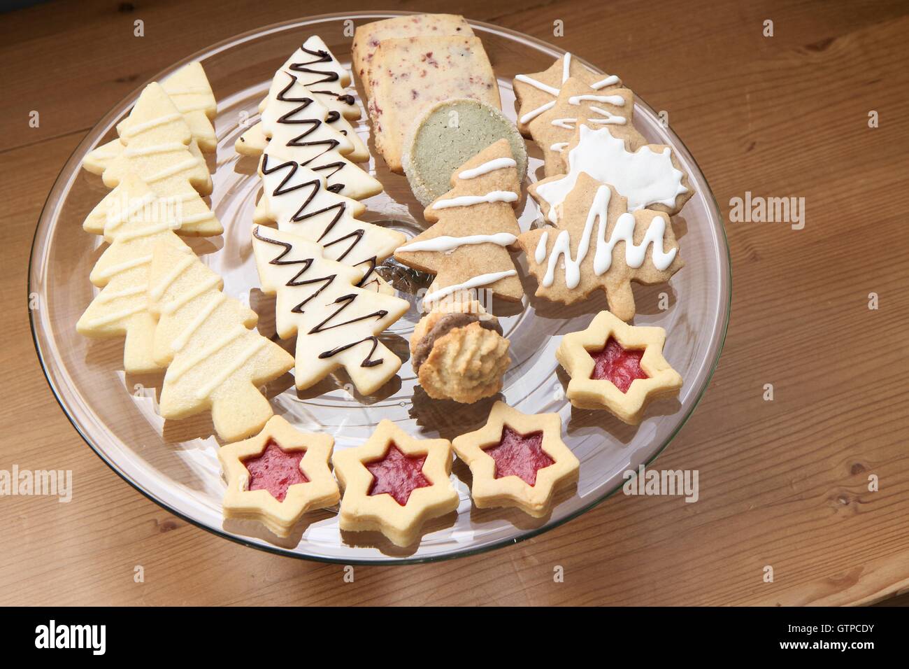 Selezione di biscotti di Natale sulla torta stand Foto Stock