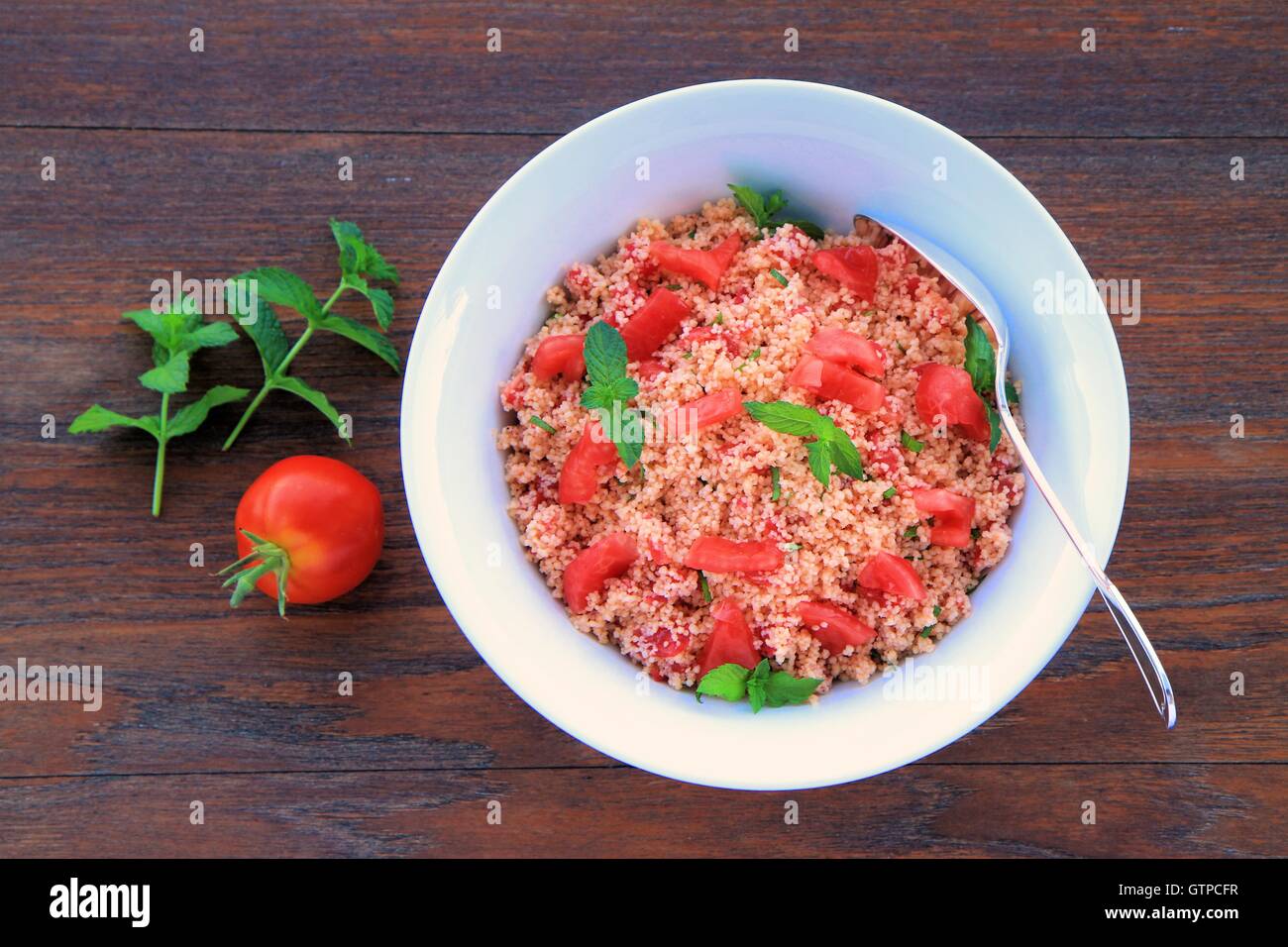 Tabulé con insalata di pomodori freschi Foto Stock