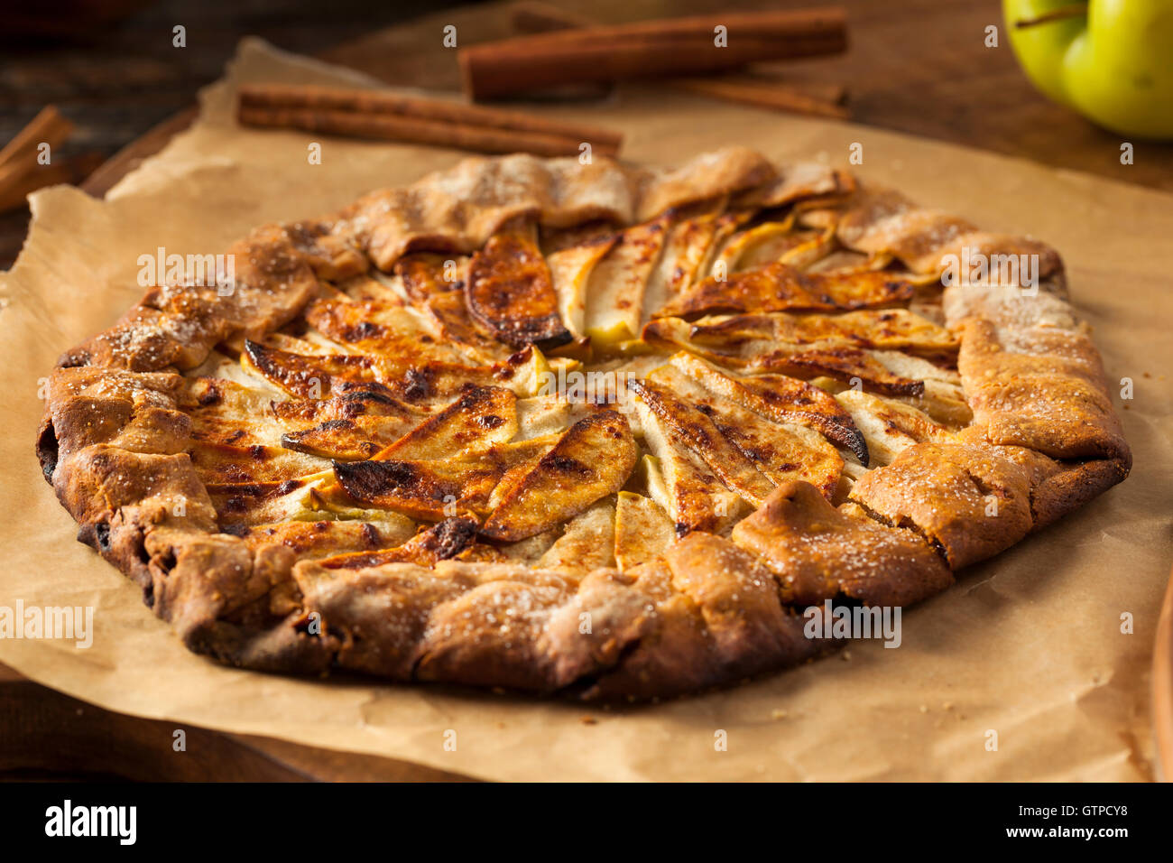 In casa zucchero alla cannella Apple Galette pronto a mangiare Foto Stock