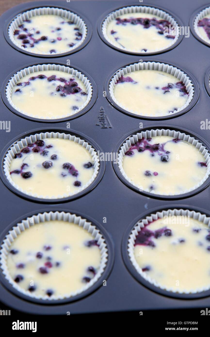 Non cotti blueburry muffin in tin Foto Stock