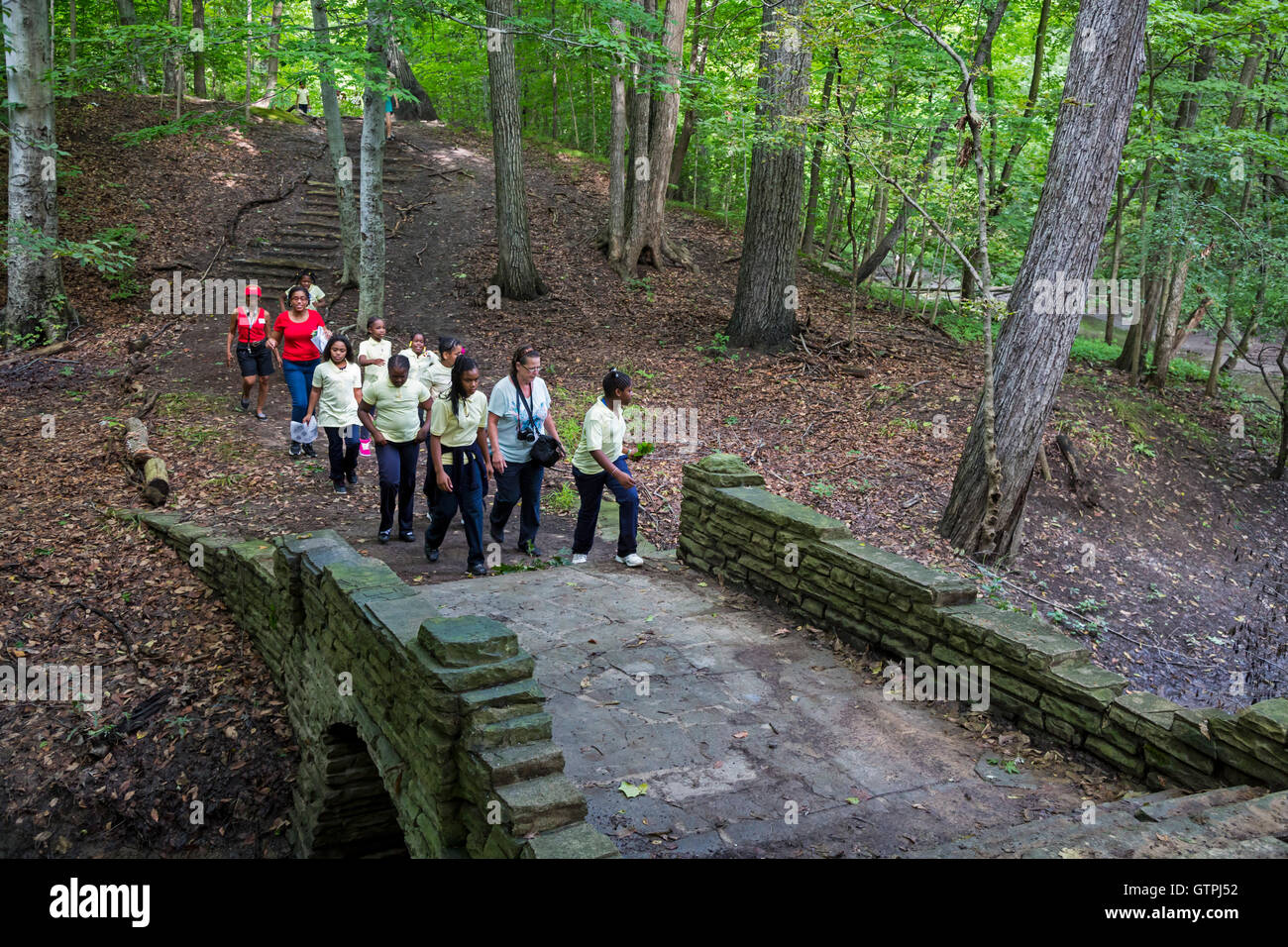 Detroit, Michigan - quinta elementare gli studenti di Dixon scuola elementare, escursione sul ponte di pietra Sentiero Natura Rouge Park. Foto Stock