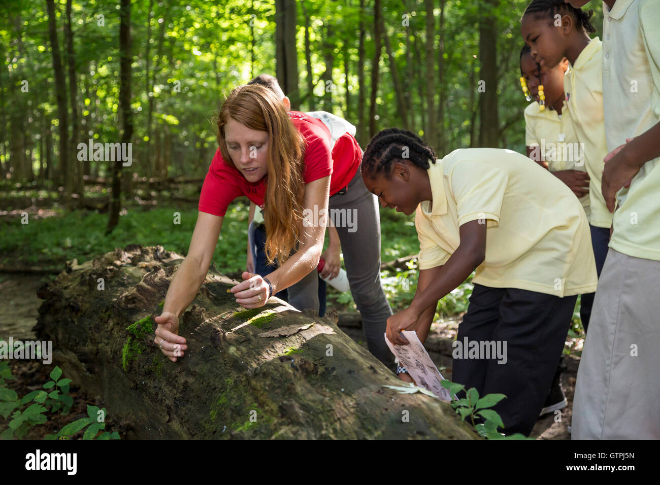 Detroit, Michigan - quinta elementare gli studenti di Dixon scuola elementare, escursione sul ponte di pietra Sentiero Natura Rouge Park. Foto Stock