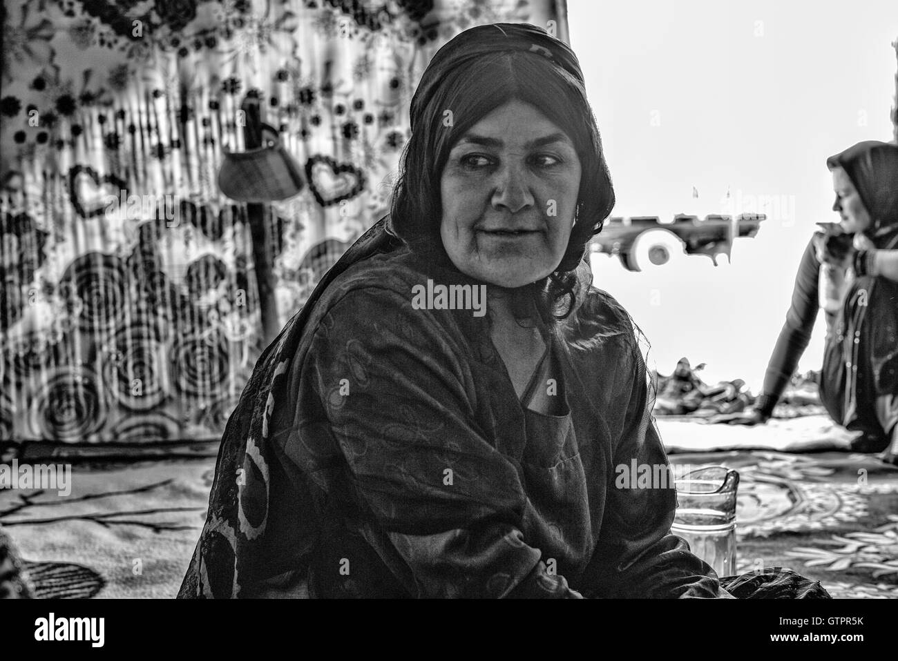 Un nomade Qashqai famiglia abita in una tenda a far Provincia, Iran. La figlia, Azra è 24, e la sua madre Marshla è 46. Foto Stock