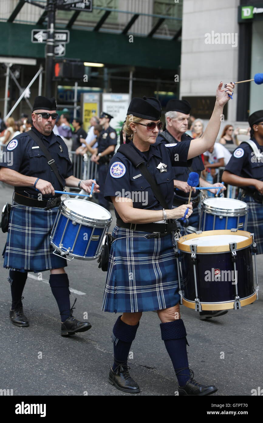 La città di New York, Stati Uniti. 09Sep, 2016. La polizia di Chicago il batterista marciando su Broadway. Department of Homeland Security Segretario Jeh Charles Johnson ha aderito il sindaco di New York Bill de Blasio & NYPD Commissario William Bratton per una cerimonia sulla 63a pavimento del World Trade Center di riconoscimento ufficiale del governo federale tornando al World Trade Center. Credito: Andy Katz/Pacific Press/Alamy Live News Foto Stock