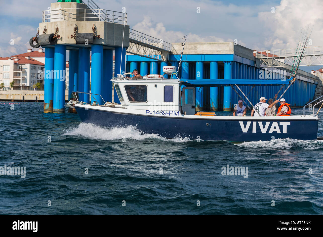 Barca da pesca entra nel porto Foto Stock