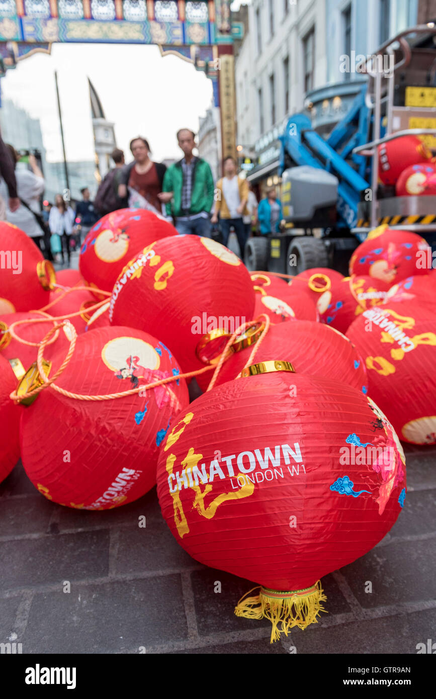 Londra, Regno Unito. Il 9 settembre 2016. Colorate e tradizionali lanterne di carta vengono appese in Chinatown per Mid-Autumn Festival. Si tiene ogni anno il quindicesimo giorno dell'ottavo mese del calendario lunare, è la seconda più importante festa dopo il Capodanno cinese e celebra il raccolto e la brillante Harvest Moon. Per molti cinesi, la luna simboleggia la prosperità, la pace e la riunione. Credito: Stephen Chung / Alamy Live News Foto Stock