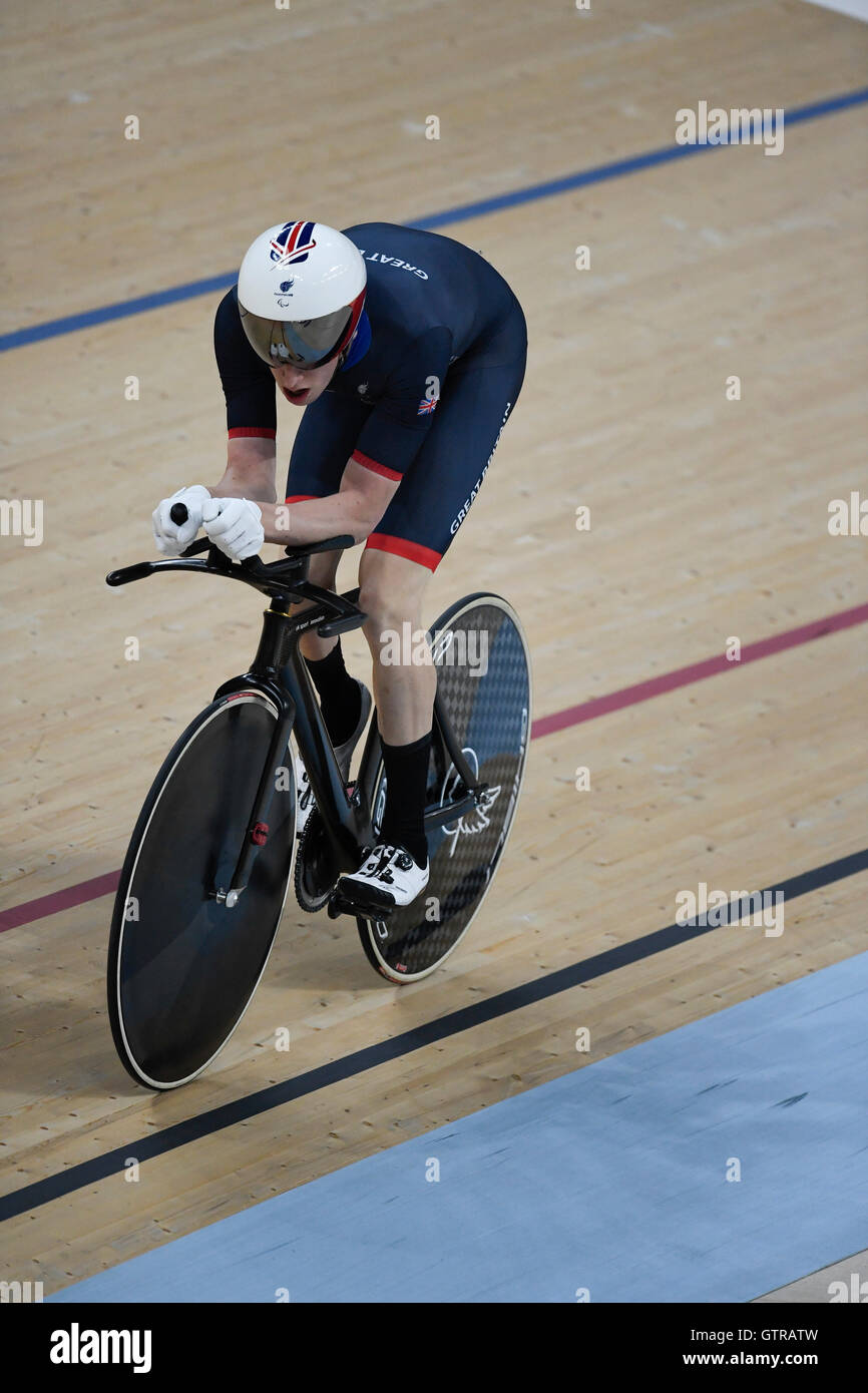 Rio de Janeiro, Brasile 09SEP16: Gran Bretagna Louis Rolfe compete in uomini del 3000 metri C2 inseguimento individuale al giorno due di concorrenza al Rio 2016 Giochi Paralimpici. Foto Stock