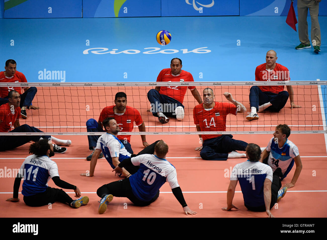 Germania (blu e bianco) riproduce l'Egitto in uomini seduti pallavolo al Rio 2016 Paralimpiadi. L'Egitto è venuto da dietro per vincere. Foto Stock