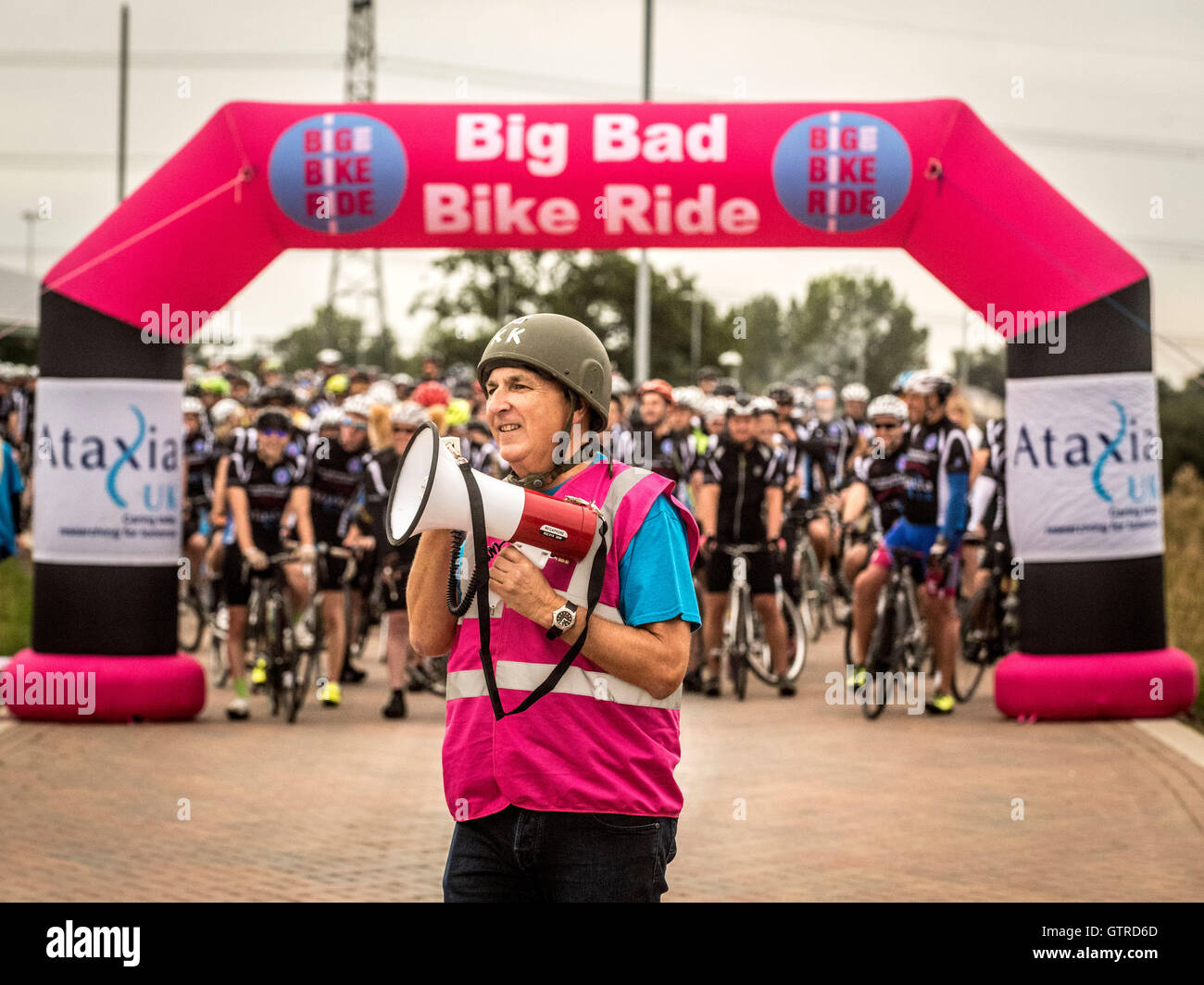 York, Regno Unito. 10 Settembre, 2016. Oltre 400 piloti attendere fro il segnale start da Graham Kennedy, organizzatore del grande male in bicicletta, un annuale sponsorizzata in bicicletta che è stato istituito nel 1991 per raccogliere fondi per atassia UK, una carità che supporta la ricerca sul potenziale delle cure per l'atassia di Friedreich. Il 2016 ride prenderà il totale raccolto a oltre un milione di sterline.. Foto Fotografia Bailey-Cooper/Alamy Live News Foto Stock