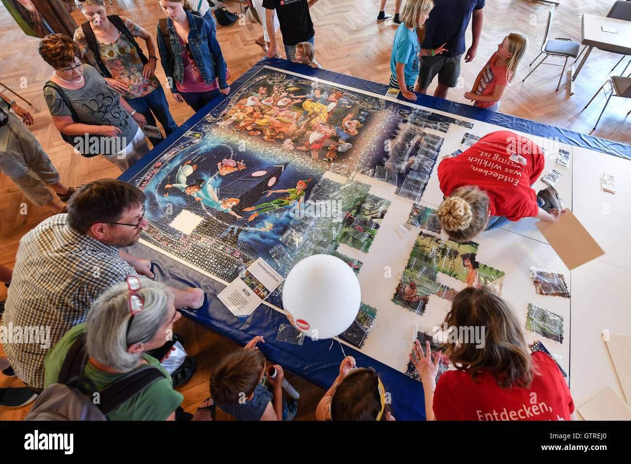 Ravensburg, Germania. Decimo Sep, 2016. Due visitatori guardare la più  grande serie di puzzle prodotte in tutto il mondo, che è stato quasi  completato entro sette ore, nella storica Schworsaal a Ravensburg,