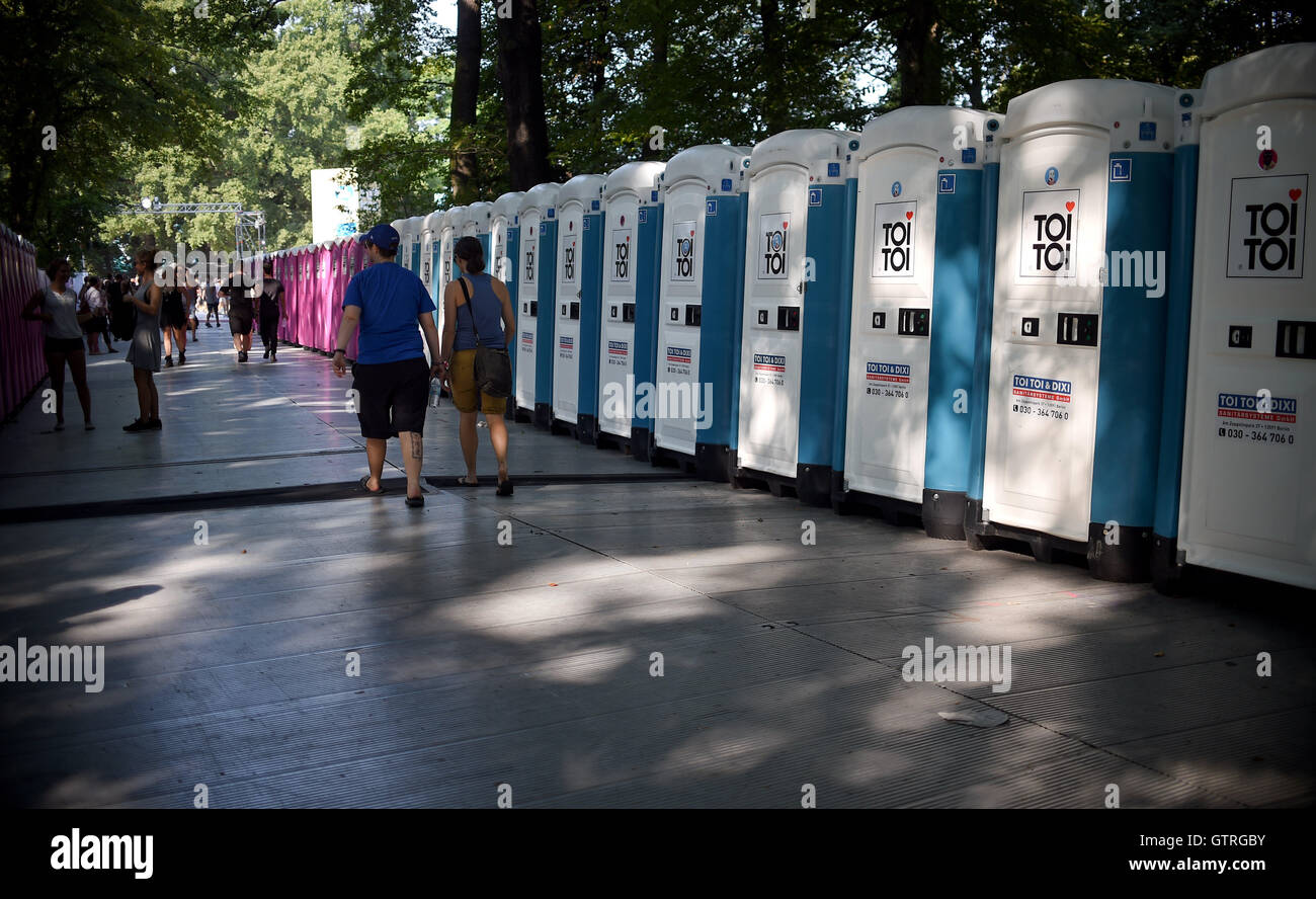 Berlino, Germania. Decimo Sep, 2016. Servizi igienici sono stati condizionati per i visitatori del festival musicale Lollapalooza a Berlino, Germania, 10 settembre 2016. Foto: BRITTA PEDERSEN/dpa/Alamy Live News Foto Stock
