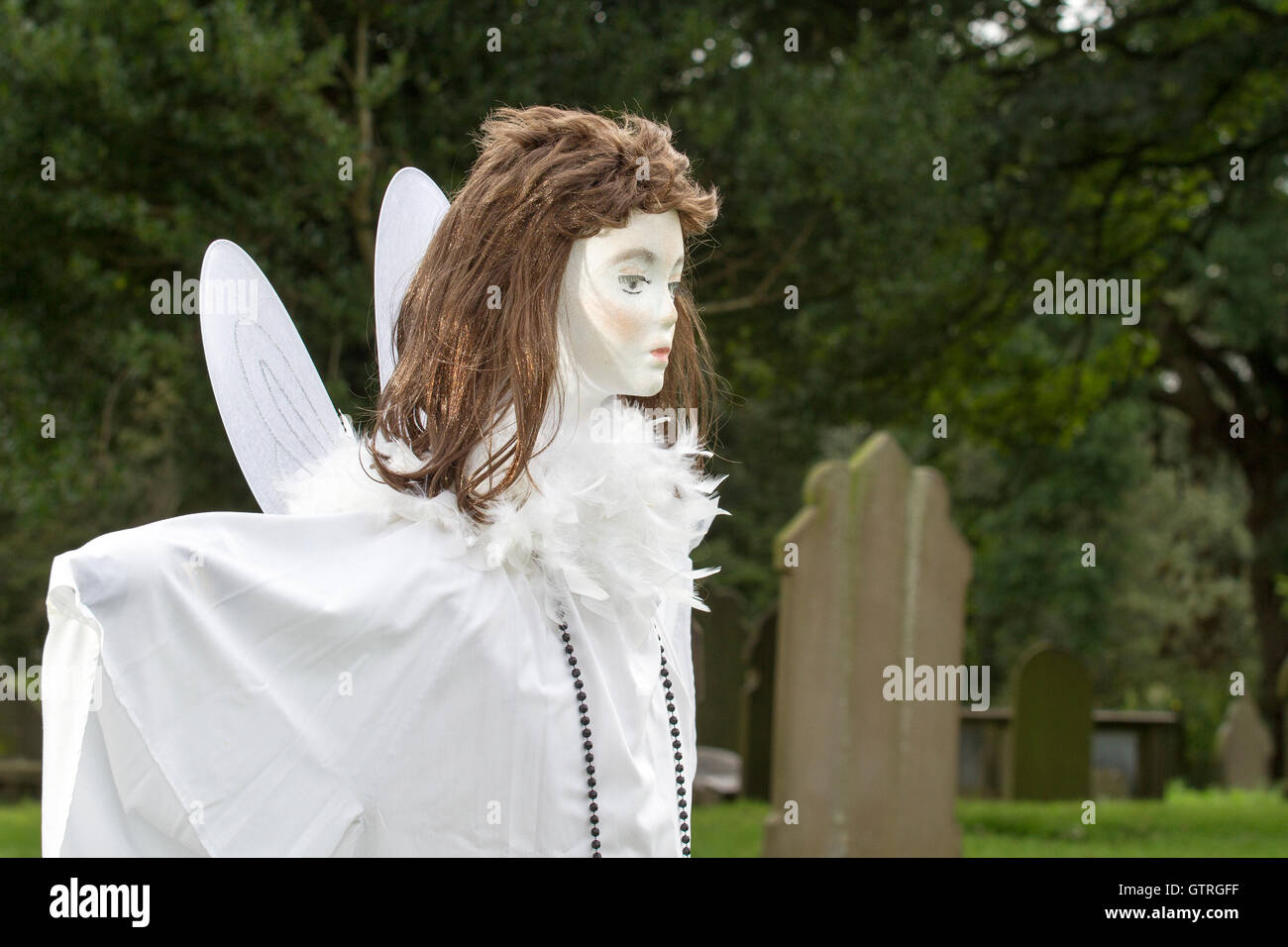 Angeli Festival, Altham, Accrington. Decimo Sep 2016: essi saranno santi angeli o forse Hell's Angels o anche "angeli caduti" - chi lo sa? Non vi è alcun tema e gli abitanti del villaggio possono solo lasciare che la loro immaginazione eseguire sommossa. I visitatori saranno forniti con un "Angel Trail" mappa che mostra la posizione di tutti gli angeli nel villaggio e la mappa includerà un foglio di votazione per "la più divertente angelo" e "il più artistico Angelo" e "il più originale angelo". Credito: Cernan Elias/Alamy Live News Foto Stock