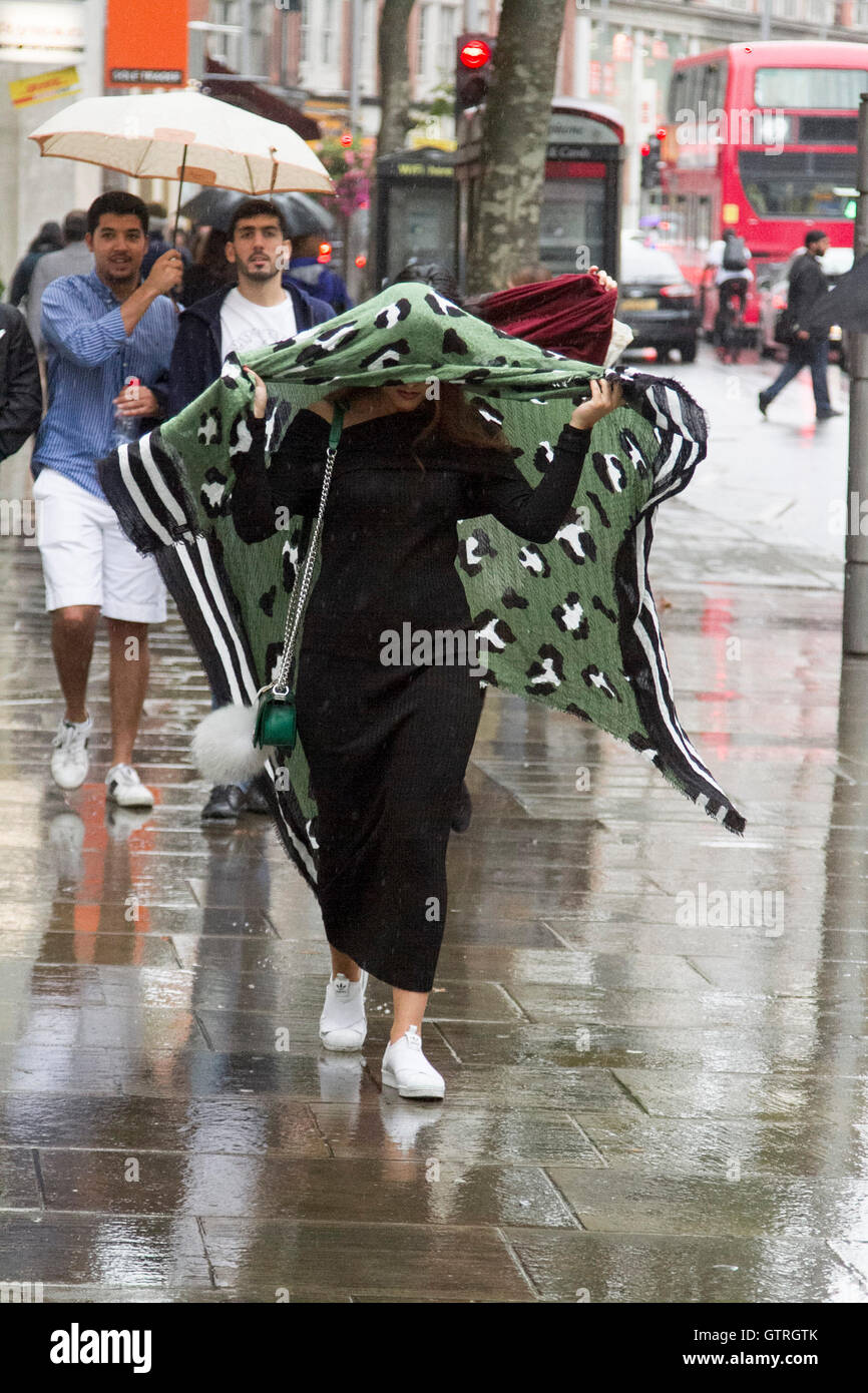 Londra, Regno Unito. Decimo Sep, 2016. Weekend shoppers riparo dalla pioggia in High Street Kensington in un giorno di pioggia a Londra Credito: amer ghazzal/Alamy Live News Foto Stock