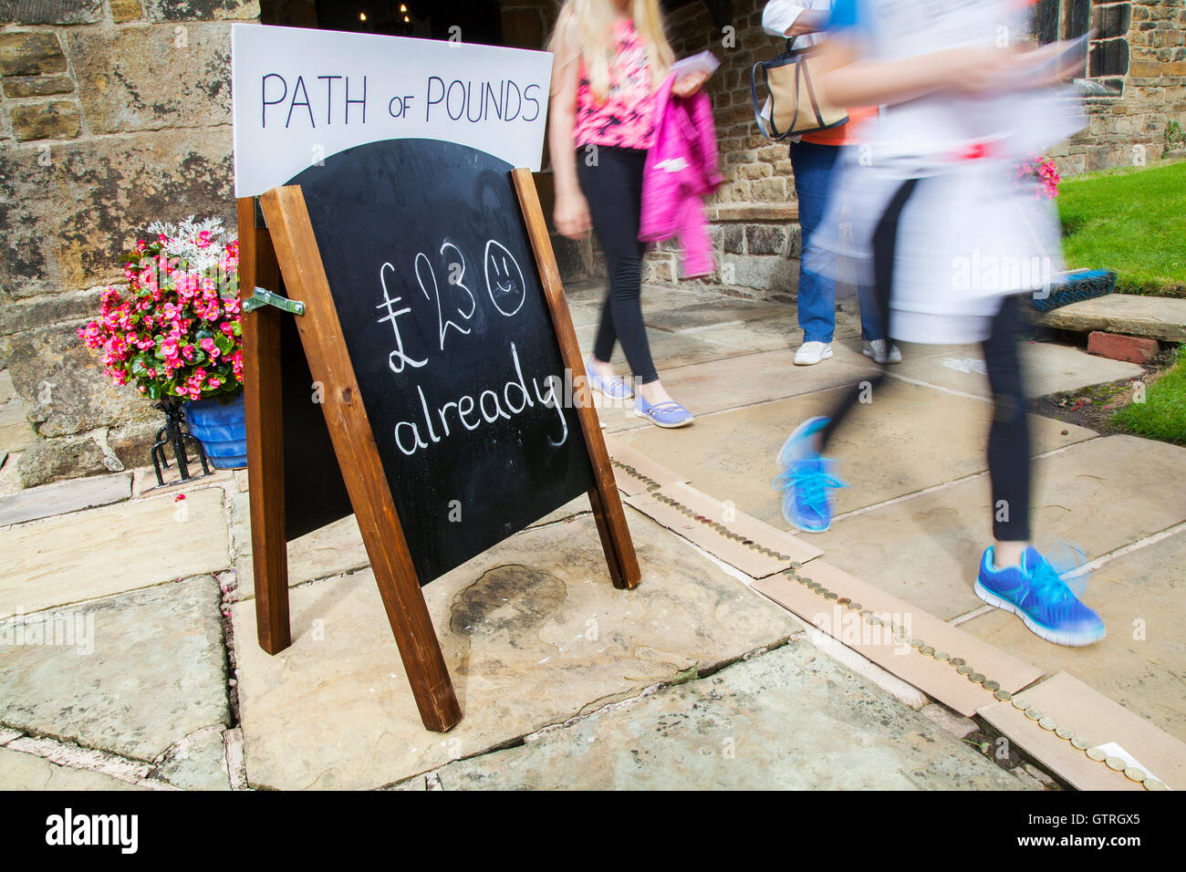 Il percorso della carità di sterline donate a Altham, Lancashire, Regno Unito. Il 10 settembre, 2016. Il "Altham Angeli Festival. Quaranta persone del villaggio hanno reso la vita degli angeli di dimensioni da visualizzare durante il festival weekend, compresi i santi angeli, Hell's Angels o e persino "angeli caduti" . I visitatori sono stati forniti con un "Angel Trail" mappa che mostra la posizione di tutti gli angeli nel villaggio e la mappa incluso un foglio di votazione per "la più divertente angelo" e "il più artistico Angelo" e "il più originale angelo". Gli eventi di scena dalla comunità di villaggio per raccogliere fondi per le riparazioni della chiesa. Foto Stock