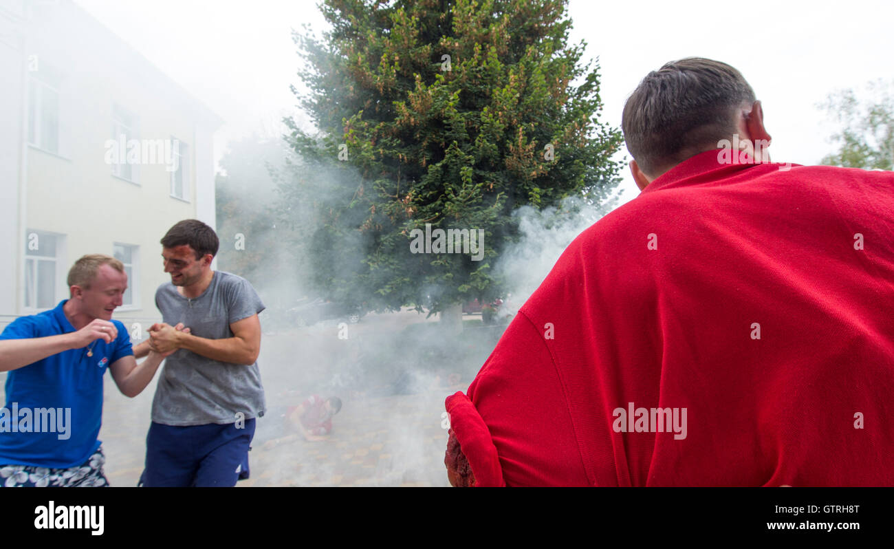 Borispol, Ucraina. Il 10 settembre, 2016. La Croce Rossa svoltasi il Sabato, Settembre 10, 2016 a Borispol, Ucraina formazione al soccorso dei feriti, delle vittime di attentati terroristici. La società ucraina è serio circa il problema del terrorismo internazionale contro lo sfondo della continua aggressione della Russia a est dell'Ucraina. Credito: Igor Golovnov/Alamy Live News Foto Stock