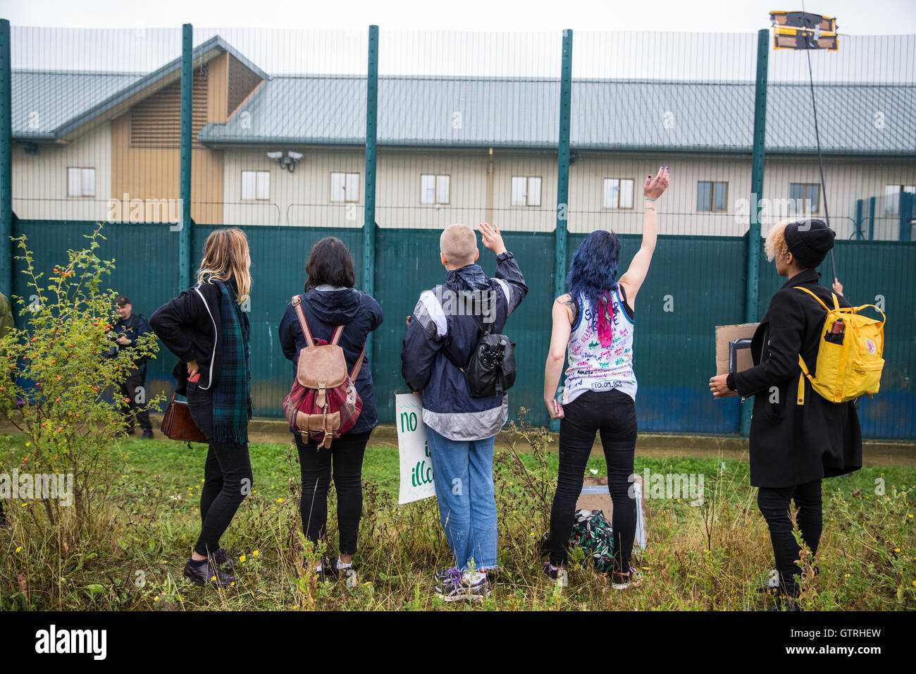 Milton Ernest, UK. Decimo Sep, 2016. Gli attivisti del Movimento per la giustizia a wave di detenuti all'interno Yarl Legno dell immigrazione Centro di rimozione durante una manifestazione di protesta per chiedere la sua chiusura. Credito: Mark Kerrison/Alamy Live News Foto Stock