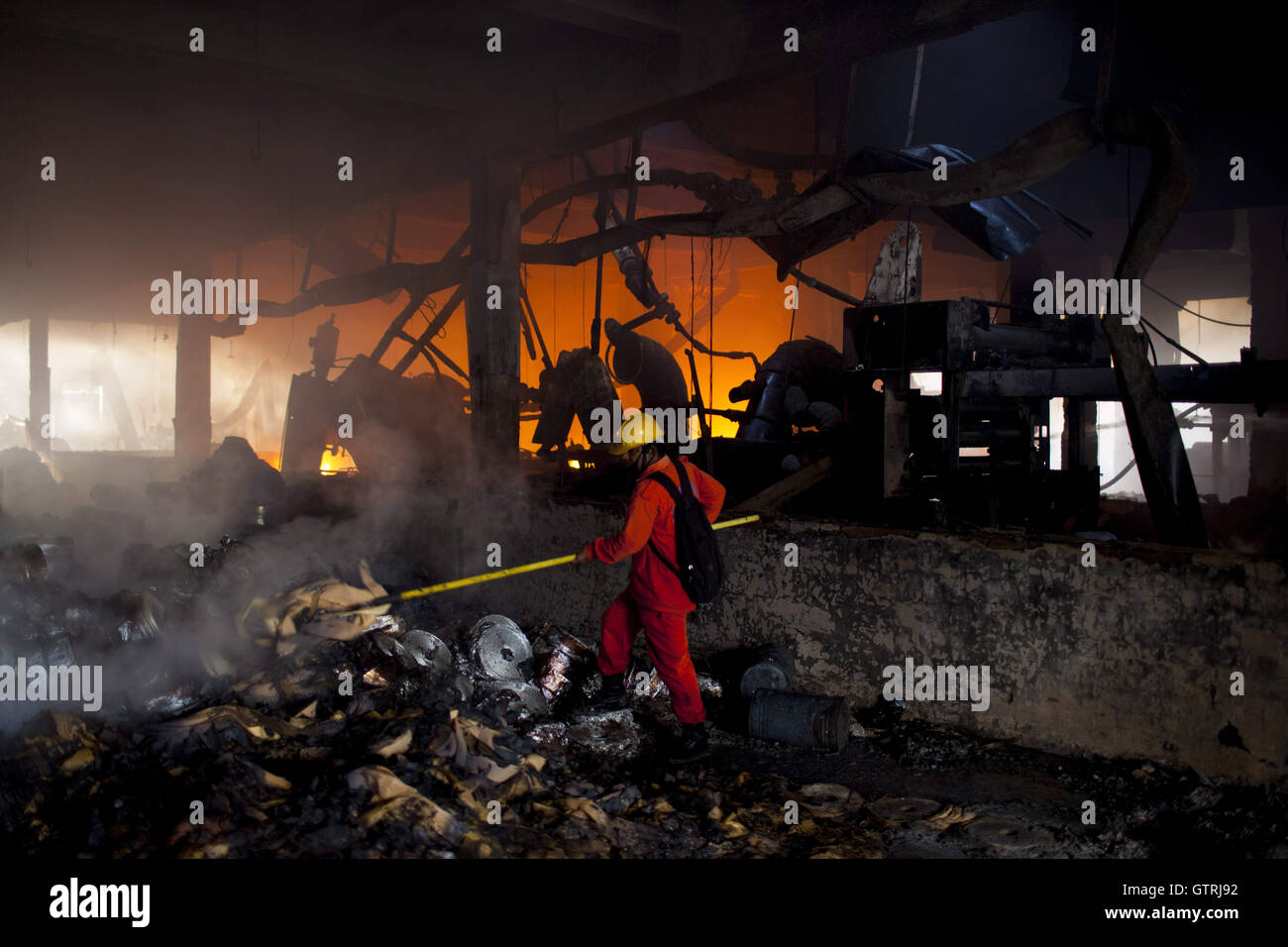 Dacca, Dhaka, Bangladesh. Decimo Sep, 2016. Settembre 10, 2016 Tongi, Bangladesh '"' vigili del fuoco del Bangladesh tentare di spegnere le fiamme dopo un esplosione ha fatto una fabbrica in Tongi. Gazzetta detto almeno 23 persone sono state uccise e 70 ferite in una caldaia esplosione che ha causato il fuoco in un indumento-confezionamento in fabbrica Tongi vicino Gazipur. Credito: K M Asad/ZUMA filo/Alamy Live News Foto Stock