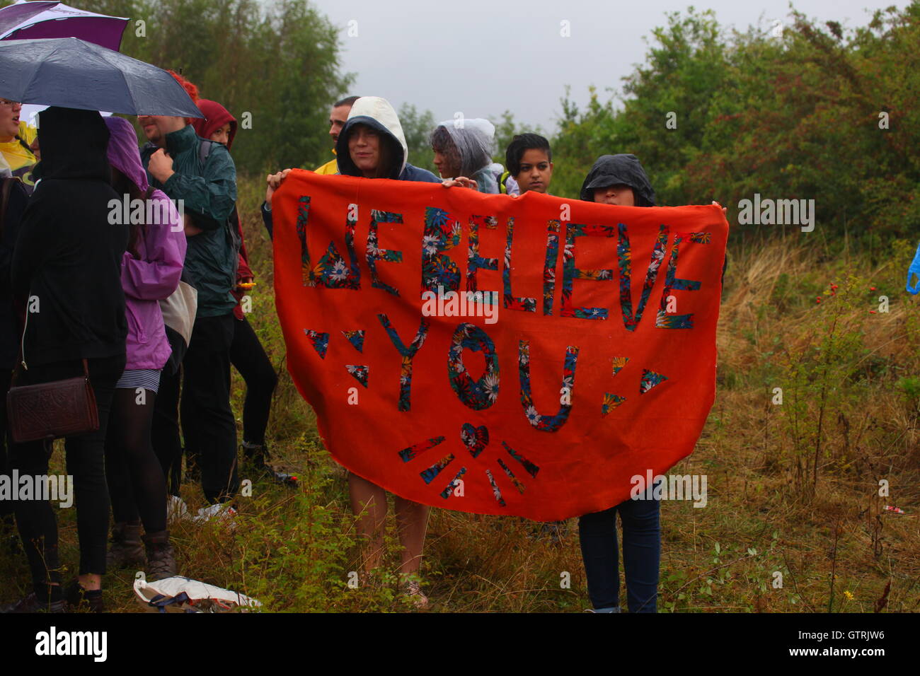 Legno Yarls centro di detenzione, Bedford. 10 Settembre, 2016. Centinaia di manifestanti protesta contro la recinzione del centro, chiamando per legno Yarls un centro di detenzione per essere chiusa verso il basso per terminare la detenzione dei carcerati, dire no al razzismo e porre fine alla xenofobia . Credito: Penelope Barritt/Alamy Live News Foto Stock