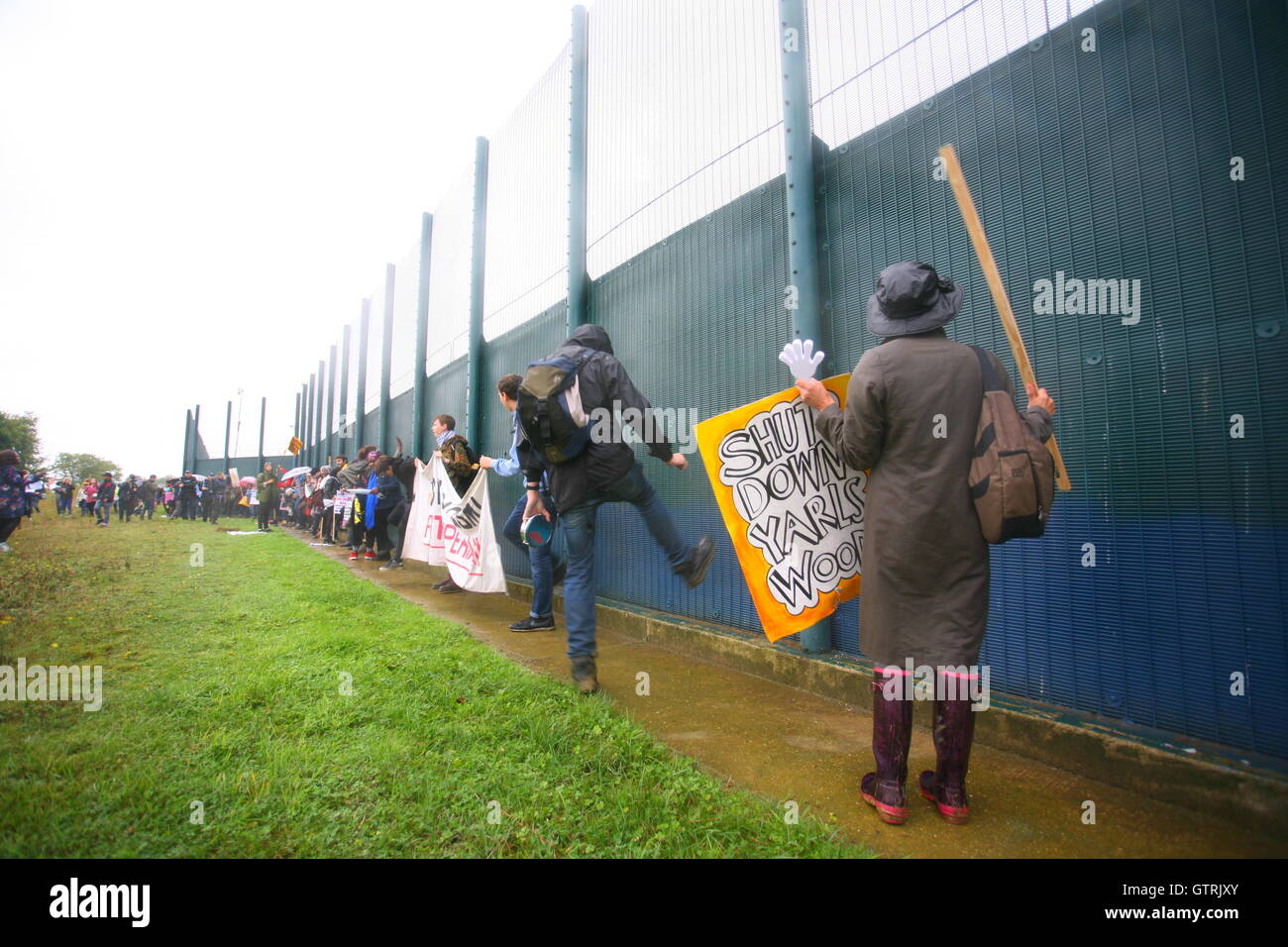 Legno Yarls centro di detenzione, Bedford. 10 Settembre, 2016. Centinaia di manifestanti protesta contro la recinzione del centro, chiamando per legno Yarls un centro di detenzione per essere chiusa verso il basso per terminare la detenzione dei carcerati, dire no al razzismo e porre fine alla xenofobia . Credito: Penelope Barritt/Alamy Live News Foto Stock