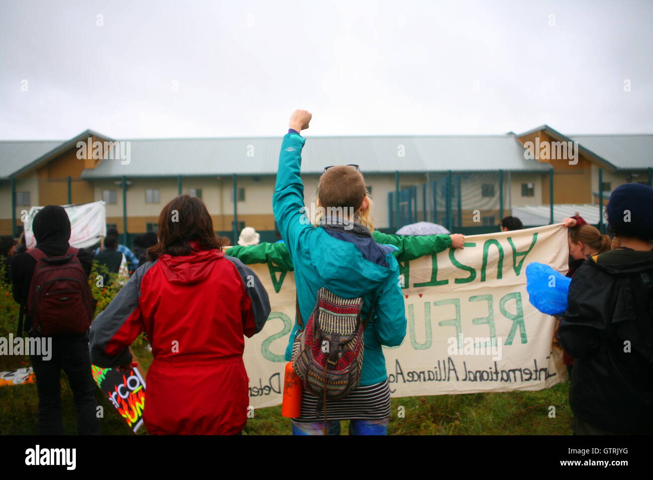 Legno Yarls centro di detenzione, Bedford. 10 Settembre, 2016. Centinaia di manifestanti protesta contro la recinzione del centro, chiamando per legno Yarls un centro di detenzione per essere chiusa verso il basso per terminare la detenzione dei carcerati, dire no al razzismo e porre fine alla xenofobia . Credito: Penelope Barritt/Alamy Live News Foto Stock