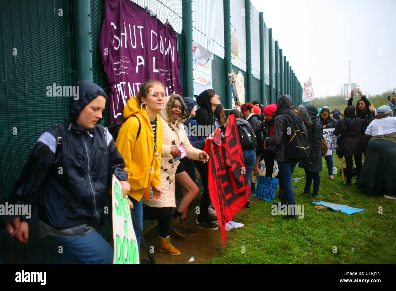 Legno Yarls centro di detenzione, Bedford. 10 Settembre, 2016. Centinaia di manifestanti protesta contro la recinzione del centro, chiamando per legno Yarls un centro di detenzione per essere chiusa verso il basso per terminare la detenzione dei carcerati, dire no al razzismo e porre fine alla xenofobia . Credito: Penelope Barritt/Alamy Live News Foto Stock