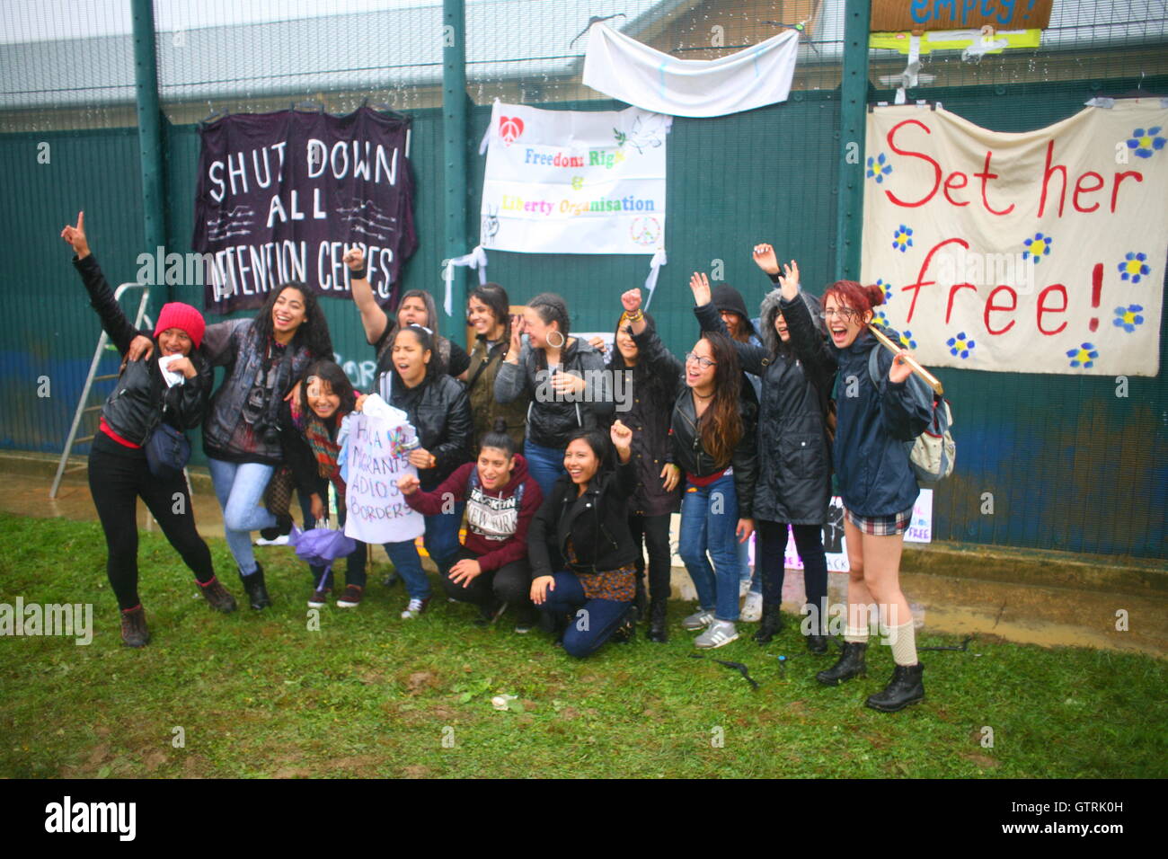 Legno Yarls centro di detenzione, Bedford. 10 Settembre, 2016. Centinaia di manifestanti protesta contro la recinzione del centro, chiamando per legno Yarls un centro di detenzione per essere chiusa verso il basso per terminare la detenzione dei carcerati, dire no al razzismo e porre fine alla xenofobia . Credito: Penelope Barritt/Alamy Live News Foto Stock