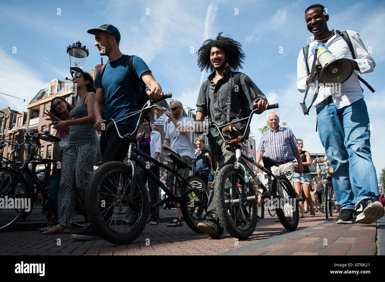 Amsterdam, Paesi Bassi. Il 10 settembre, 2016. Dalla schiavitù monumento all'Oosterpark ad Amsterdam la dimostrazione hanno marciato al Bijlmerbajes. Poiché il primo di Agosto i rifugiati sarà temporaneamente alloggiato nel vecchio carcere di Bijlmer. I rifugiati nel Bijlmerbajes come gli studenti nelle vicinanze sarà solo temporaneamente alloggiata entro la fine del 2017 hanno tutti a lasciare. L'iniziativa per aiutare tutti i rifugiati per più diritti è supportato dai residenti locali, le organizzazioni degli immigrati e di altri gruppi sociali Credito: Romy Arroyo Fernandez/Alamy Live News. Foto Stock