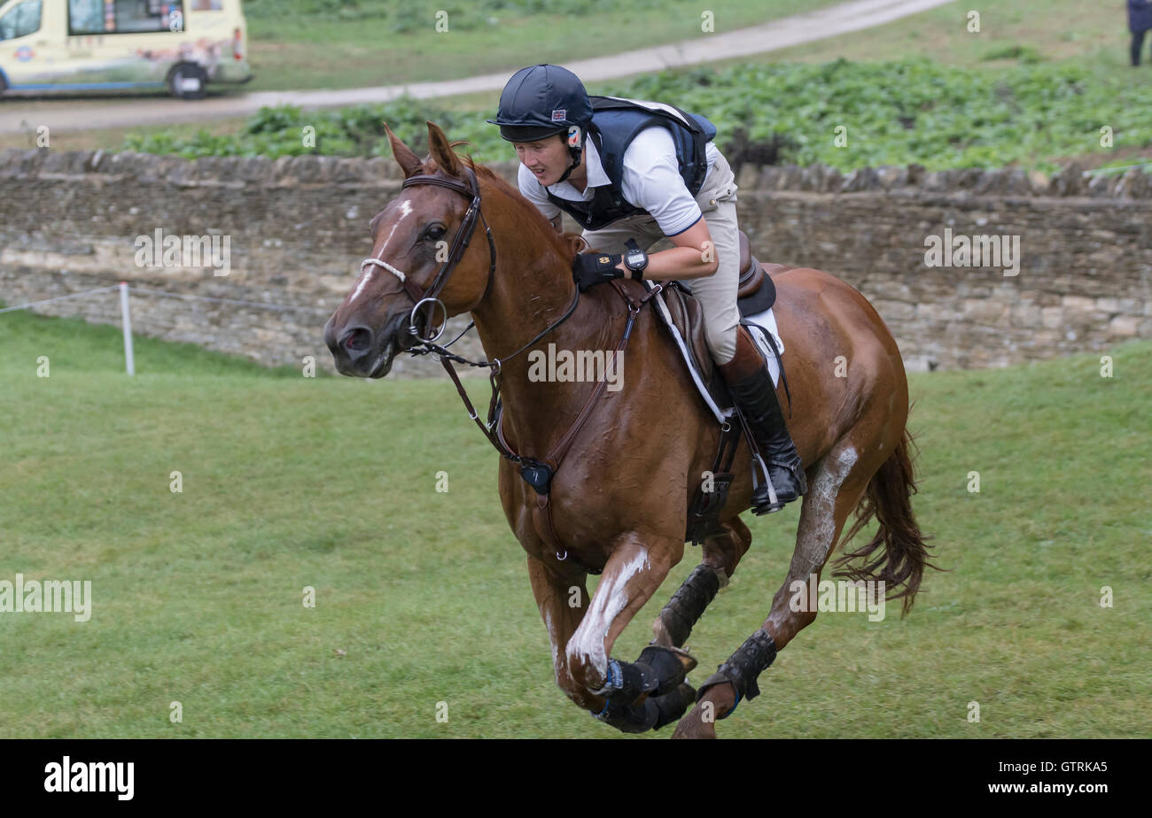 Piloti competere nel cross country horse trials a Blenheim Palace International Horse Trials. Credito: Scott Carruthers/Alamy Live News Foto Stock