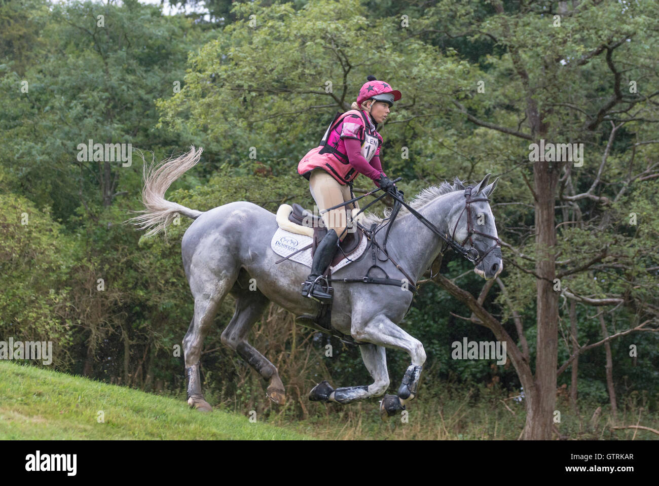 Piloti competere nel cross country horse trials a Blenheim Palace International Horse Trials. Credito: Scott Carruthers/Alamy Live News Foto Stock