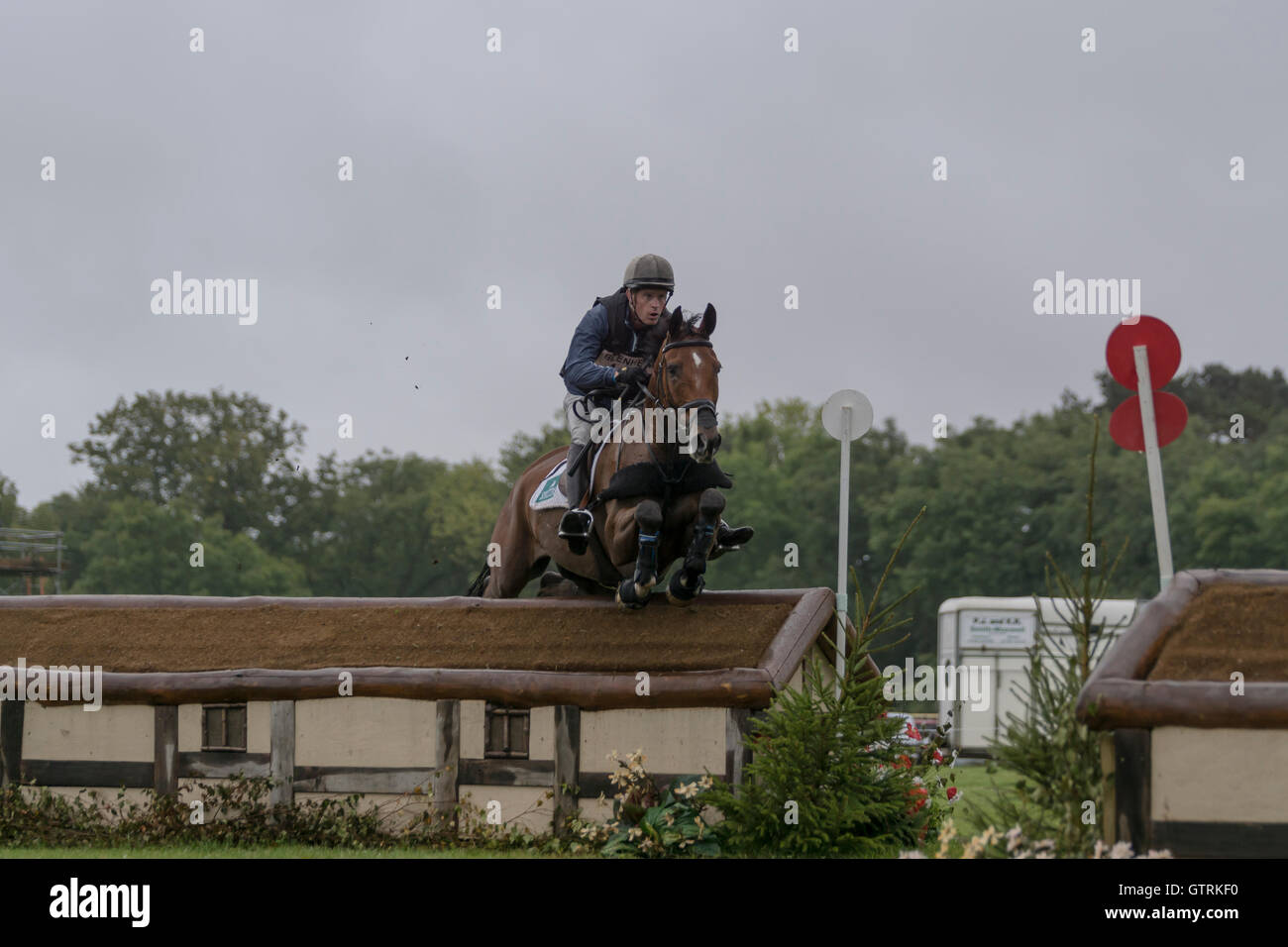 Piloti competere nel cross country horse trials a Blenheim Palace International Horse Trials. Credito: Scott Carruthers/Alamy Live News Foto Stock