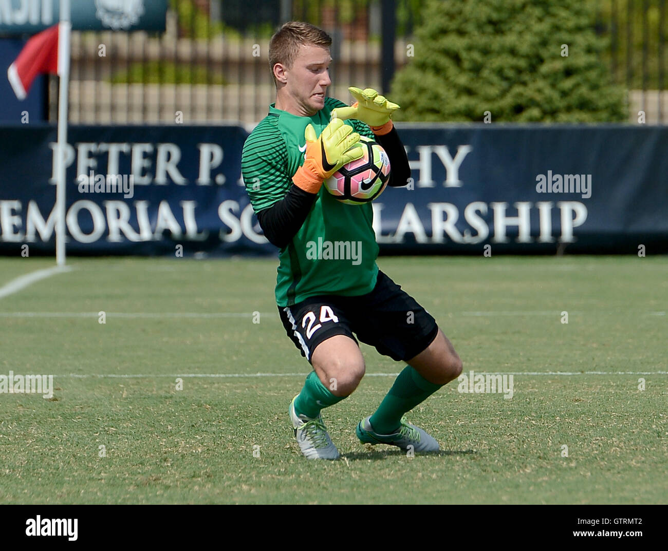 Williamsburg, VA, Stati Uniti d'America. Decimo Sep, 2016. 20160910 - Connecticut portiere SCOTT LEVENE (24) rende un salvataggio contro Georgetown nel primo semestre al campo di Shaw a Washington. © Chuck Myers/ZUMA filo/Alamy Live News Foto Stock