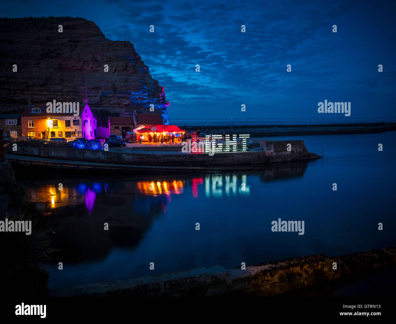 Staithes, UK. 10 Settembre, 2016. Dopo il buio, luce artista Mick Stephenson's luce installazione, realizzato da lanterne, illumina il Quayside. Il Staithes Festival delle Arti e il patrimonio offre un salone di vendita di opere d'arte nel fine settimana di gallerie temporanea in cottages, case e spazi pubblici in tutto il villaggio. Foto Fotografia Bailey-Cooper/Alamy Live News. Foto Stock