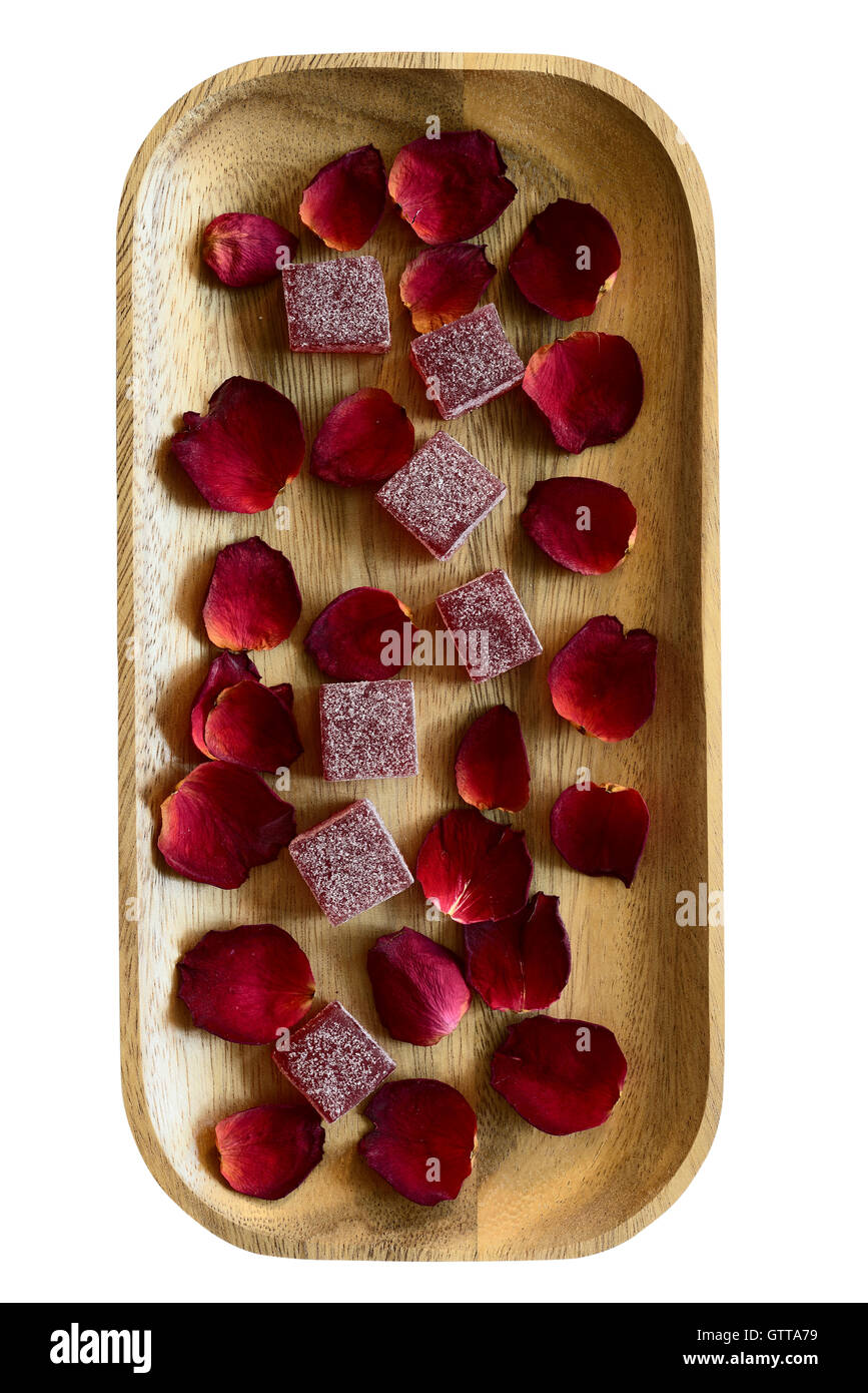 Marmellata di mirtilli e petali di rose sul vassoio in legno Foto Stock