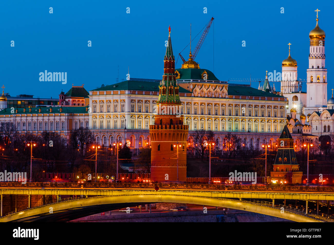 Vodovzvodnaya (acqua pompando) Torre del Cremlino di Mosca, il Grande Palazzo del Cremlino, Ivan il grande campanile di sera, Marzo 2016 Foto Stock