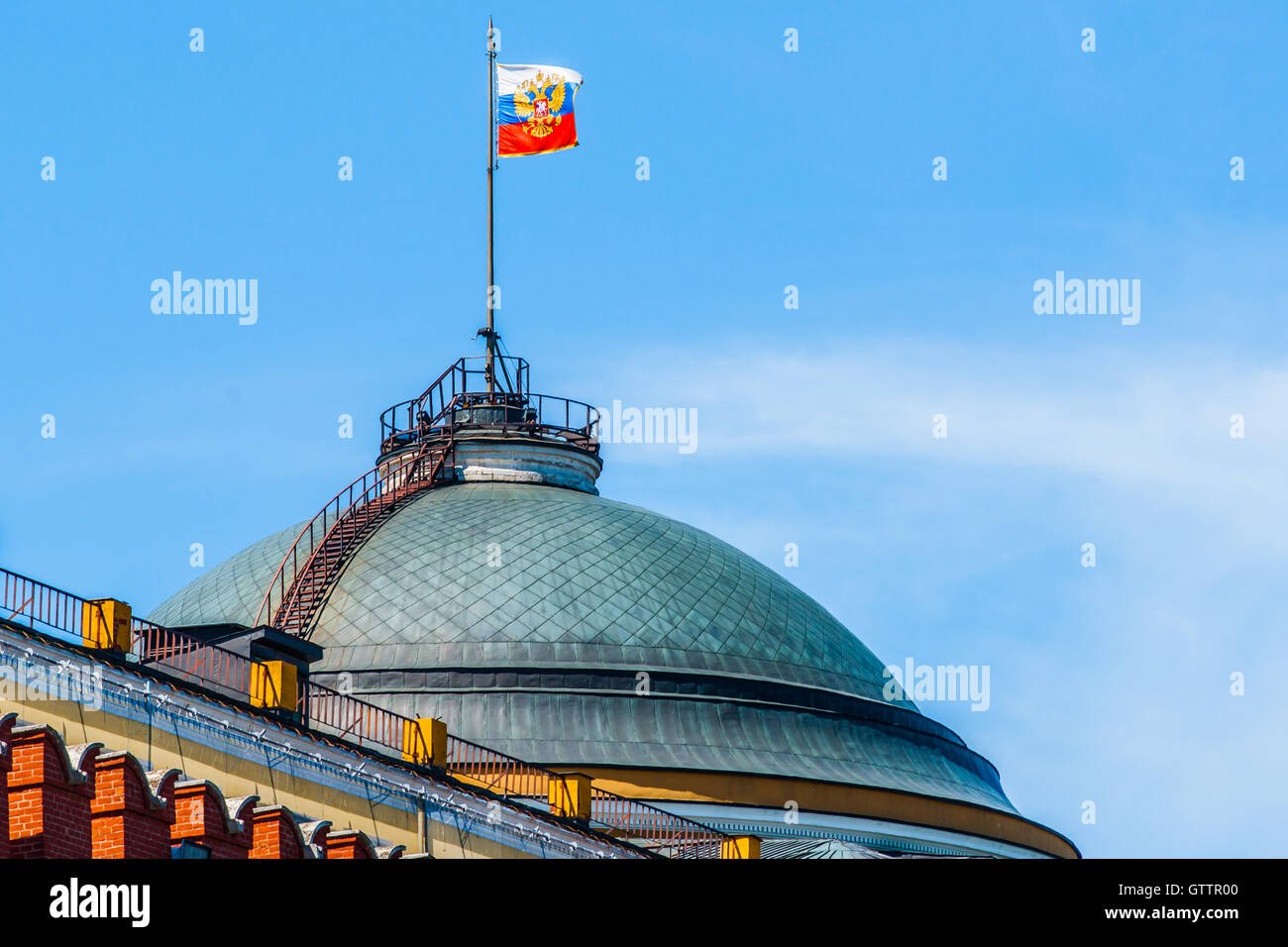 La cupola del palazzo Senatorio del Cremlino di Mosca e le tre flag di colore - il presidente della Federazione russa Standard Foto Stock