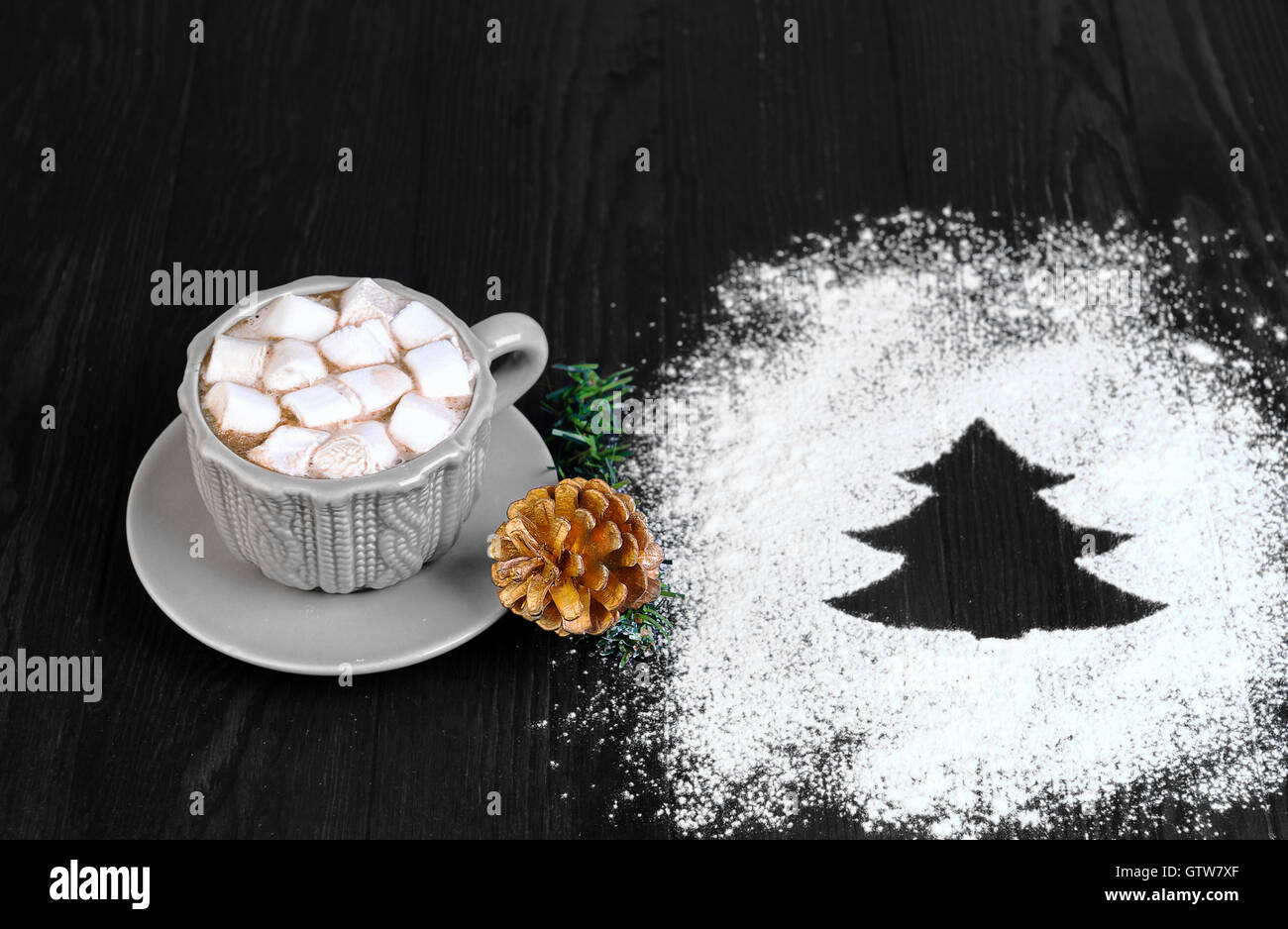 Su un tavolo di legno coppa di sfondo e piattino grigio disegno di lavorazione a maglia con del cioccolato amaro e marshmallow, Natale-ramo di albero w Foto Stock