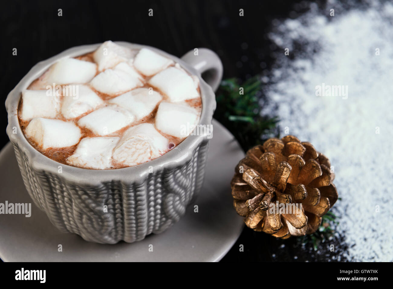 Su un tavolo di legno coppa di sfondo e piattino grigio disegno di lavorazione a maglia con amaro su una tavola di legno coppa di sfondo e piattino k grigio Foto Stock