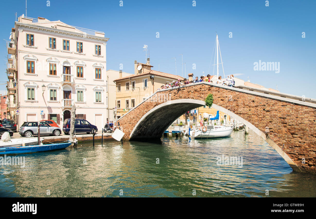 Chioggia, Italia - 20 Maggio 2016: tipico ponte attraverso un canale di Chioggia, Laguna Veneziana, Italia. Foto Stock