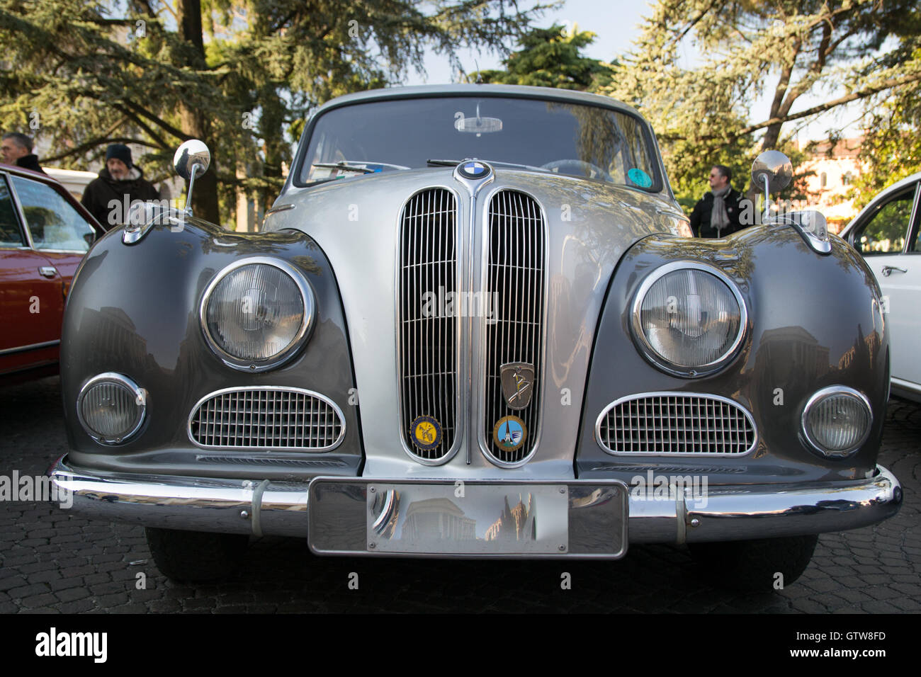 Verona, Italia - 6 Gennaio 2015: Vetture d'epoca. Benaco Classic Automobile Club organizza un raduno chiamato 'strega della polizia Foto Stock