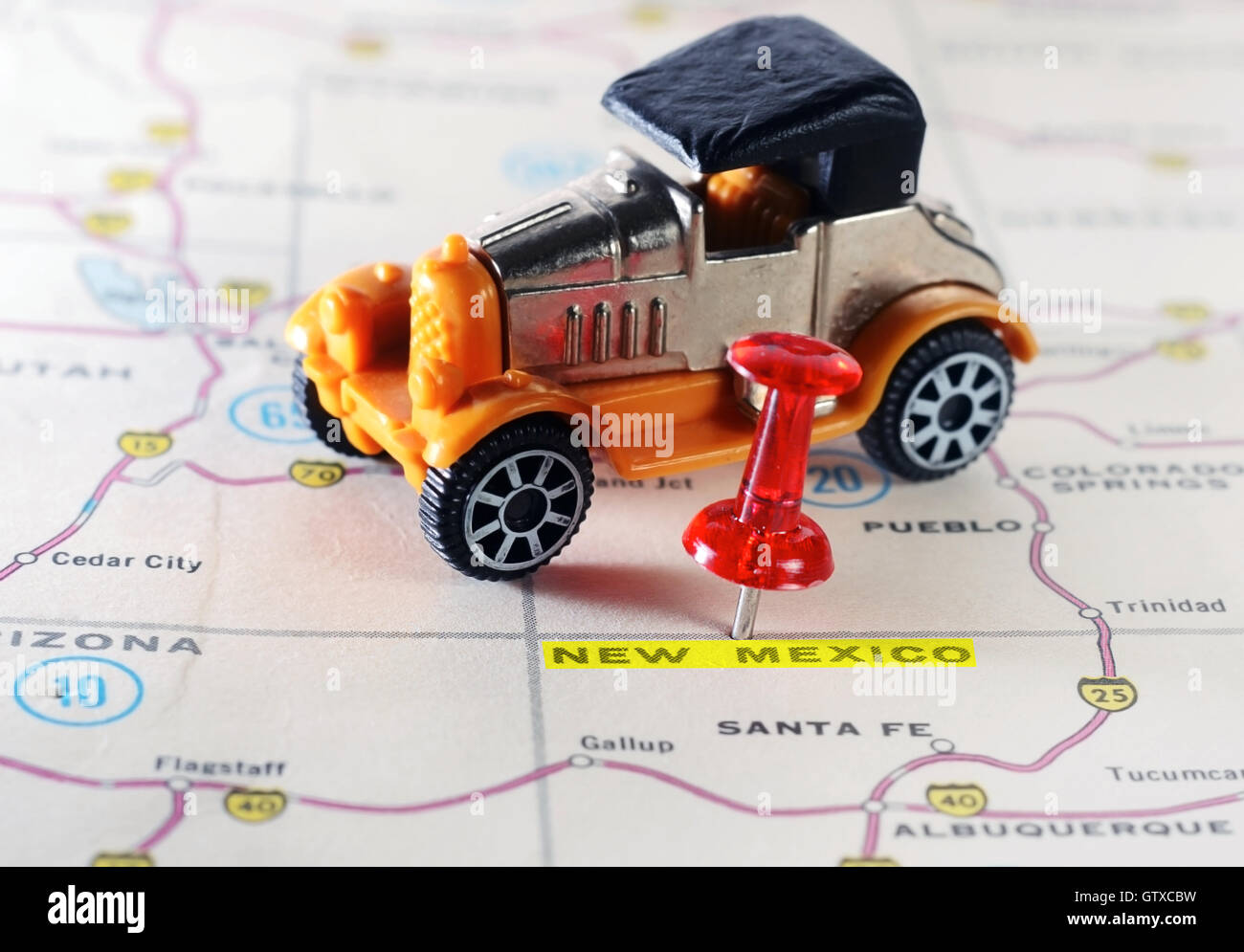Chiudere di nuovo il Messico USA mappa con perno rosso e retrò giocattolo auto - Concetto di viaggio Foto Stock