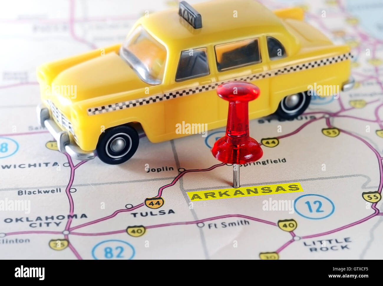 Close up Arkansas Usa mappa con perno rosso e taxi toy - Concetto di viaggio Foto Stock
