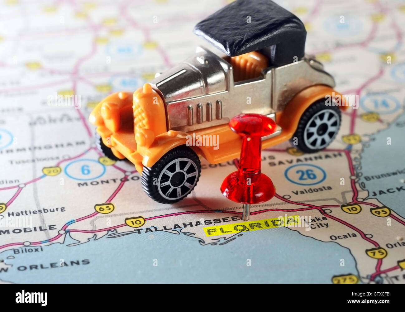 Close up della Florida USA mappa con perno rosso e retrò giocattolo auto - Concetto di viaggio Foto Stock