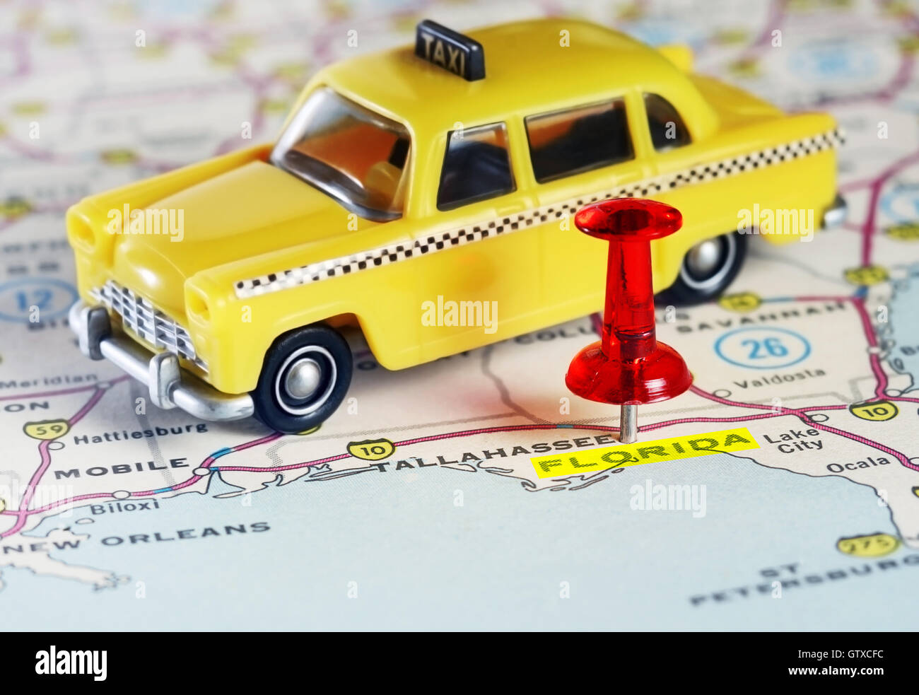 Close up della Florida USA mappa con perno rosso e taxi toy - Concetto di viaggio Foto Stock