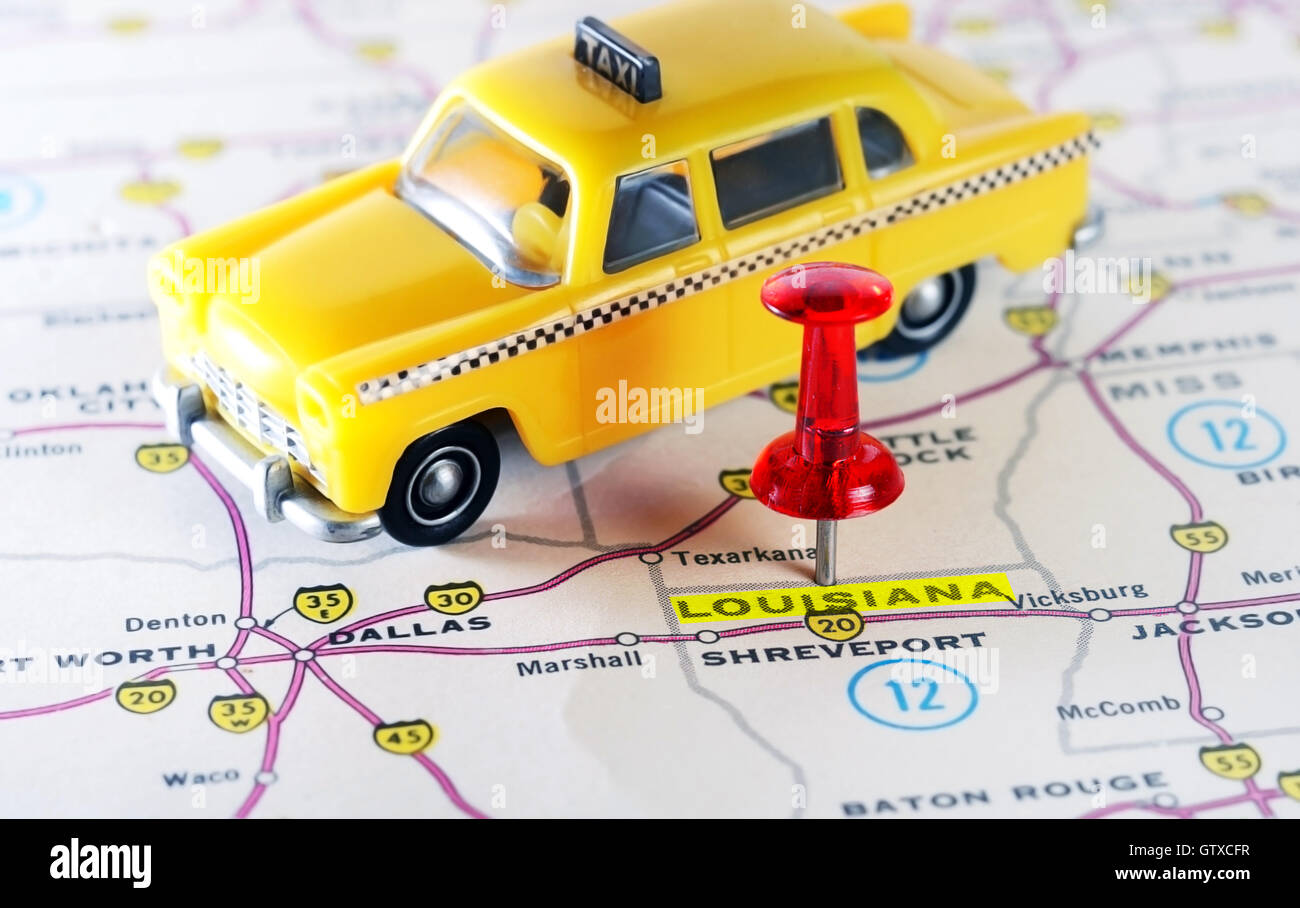 Close up della Louisiana USA mappa con perno rosso e taxi toy - Concetto di viaggio Foto Stock