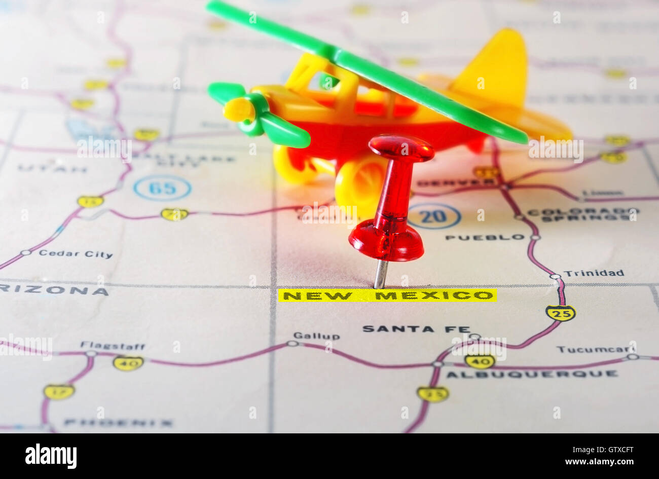 Chiudere di nuovo il Messico USA mappa con perno rosso e aereo giocattolo - Concetto di viaggio Foto Stock