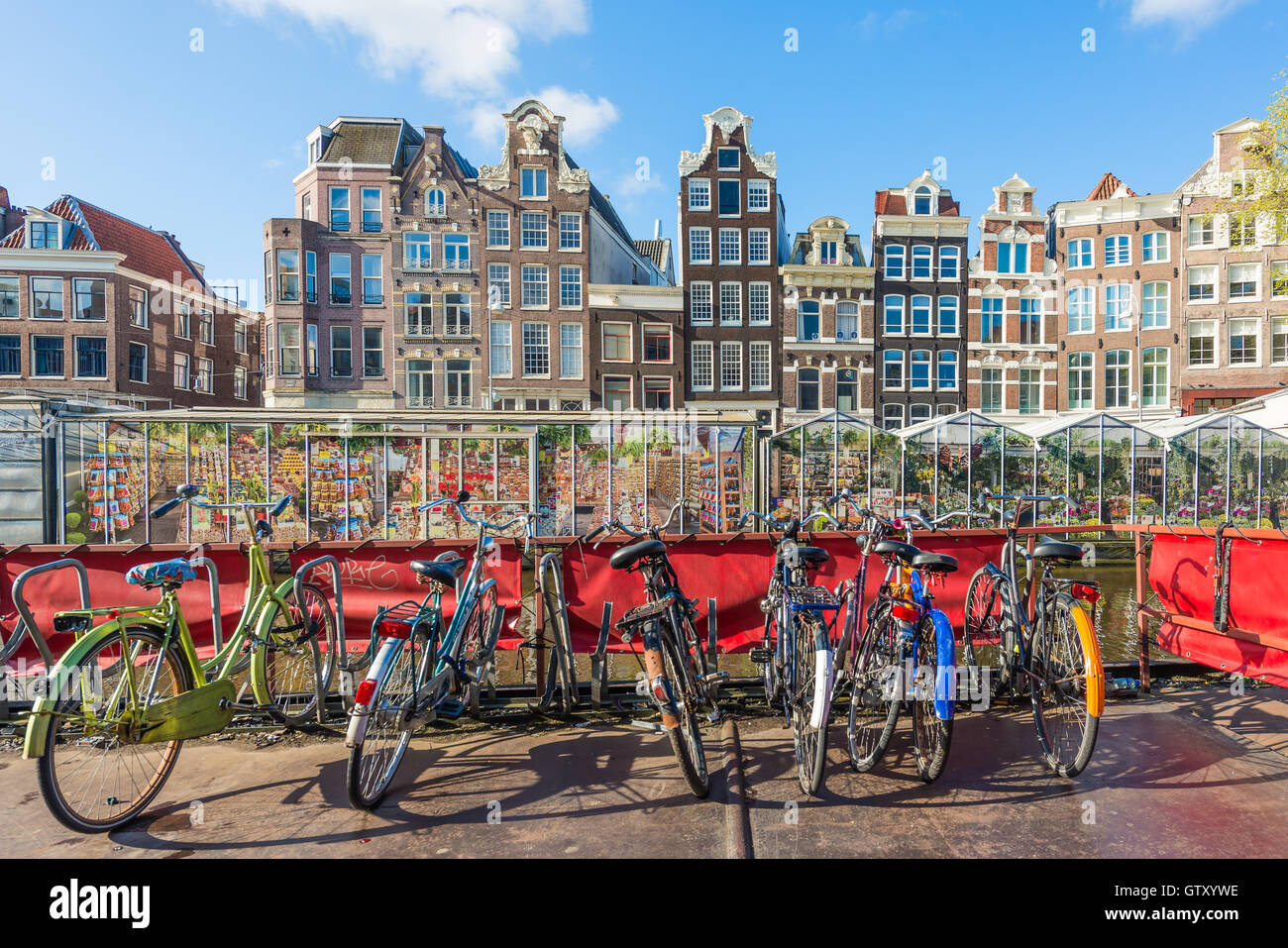 Molti parcheggio bici vicino al mercato dei fiori di Amsterdam, Paesi Bassi. La bicicletta è populat trasporti a Amsterdam, Paesi Bassi. Foto Stock