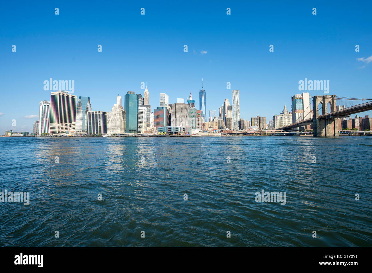 Orizzonte di New York City vista da Brooklyn del Manhattan Bridge con East River Foto Stock